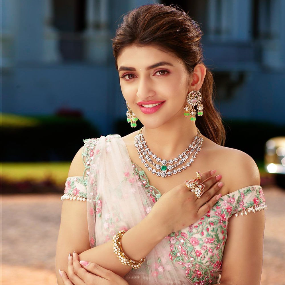 శ్రీలీల.. ఇప్పుడు ఈ పేరు ఒక బ్రాండ్ ఈమెకు అసలు పరిచయమే అవసరంలేదు. పెళ్లి సందD సినిమాతో సినీ ప్రేక్షకులకు దగ్గరైన ఈ వయ్యారి భామ రెండు సినిమాలకే విపరీతమైన ఫాలోయింగ్ సంపాందించేసింది. వరస సినిమాలతో ఫుల్ ఫార్మ్ లో ఉన్న ఈ ముద్దుగుమ్మ అందాలకి ఫిదా కాని వారు ఉండరు. రీసెంట్ గా శ్రీలీల సోషల్ మీడియాలో పోస్ట్ చేసిన ఫొటోస్ కు ఫ్యాన్స్ ఫుల్ ఖుషి అవుతున్నారు..