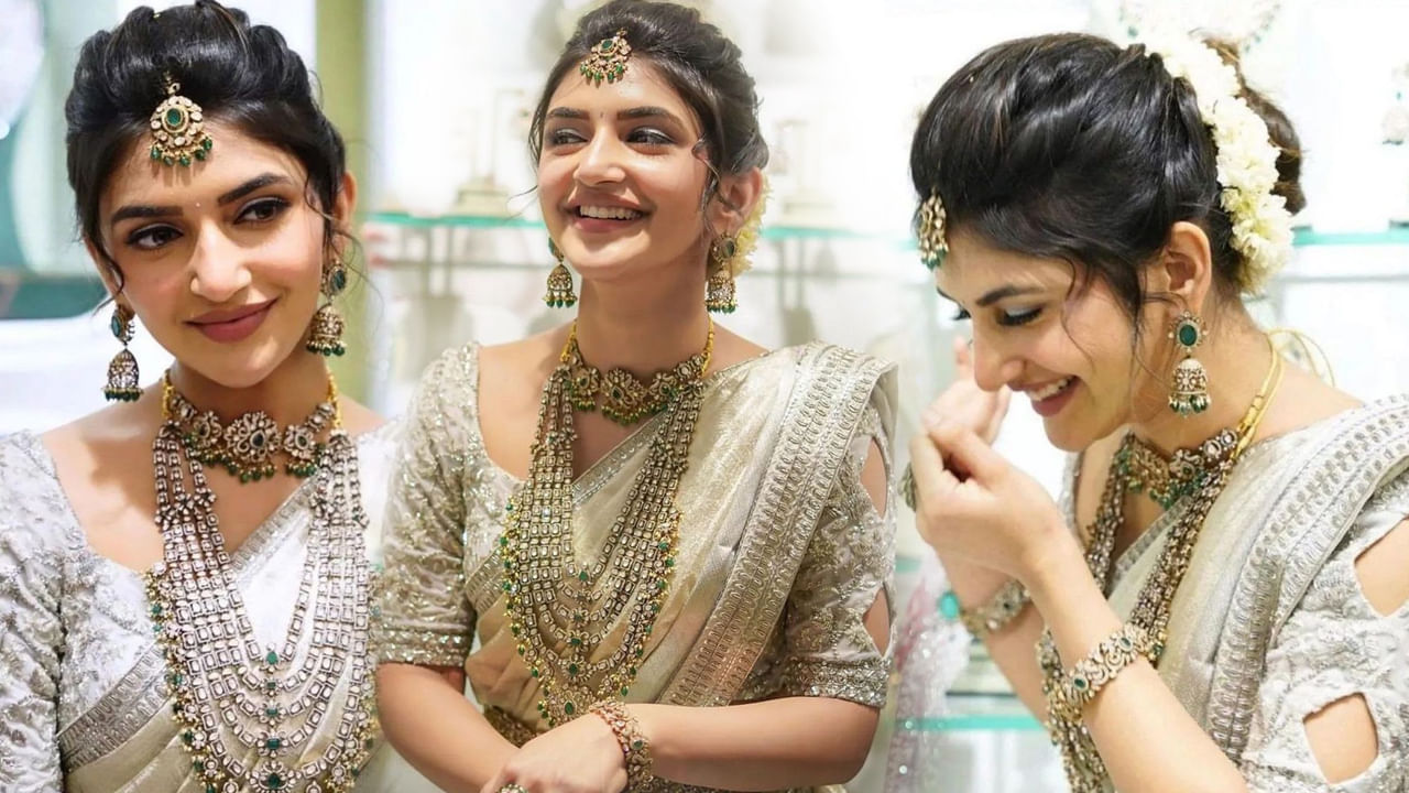 శ్రీలీల.. ఇప్పుడు ఈ పేరు ఒక బ్రాండ్ ఈమెకు అసలు పరిచయమే అవసరంలేదు. పెళ్లి సందD సినిమాతో సినీ ప్రేక్షకులకు దగ్గరైన ఈ వయ్యారి భామ రెండు సినిమాలకే విపరీతమైన ఫాలోయింగ్ సంపాందించేసింది. వరస సినిమాలతో ఫుల్ ఫార్మ్ లో ఉన్న ఈ ముద్దుగుమ్మ అందాలకి ఫిదా కాని వారు ఉండరు. రీసెంట్ గా శ్రీలీల సోషల్ మీడియాలో పోస్ట్ చేసిన ఫొటోస్ కు ఫ్యాన్స్ ఫుల్ ఖుషి అవుతున్నారు..