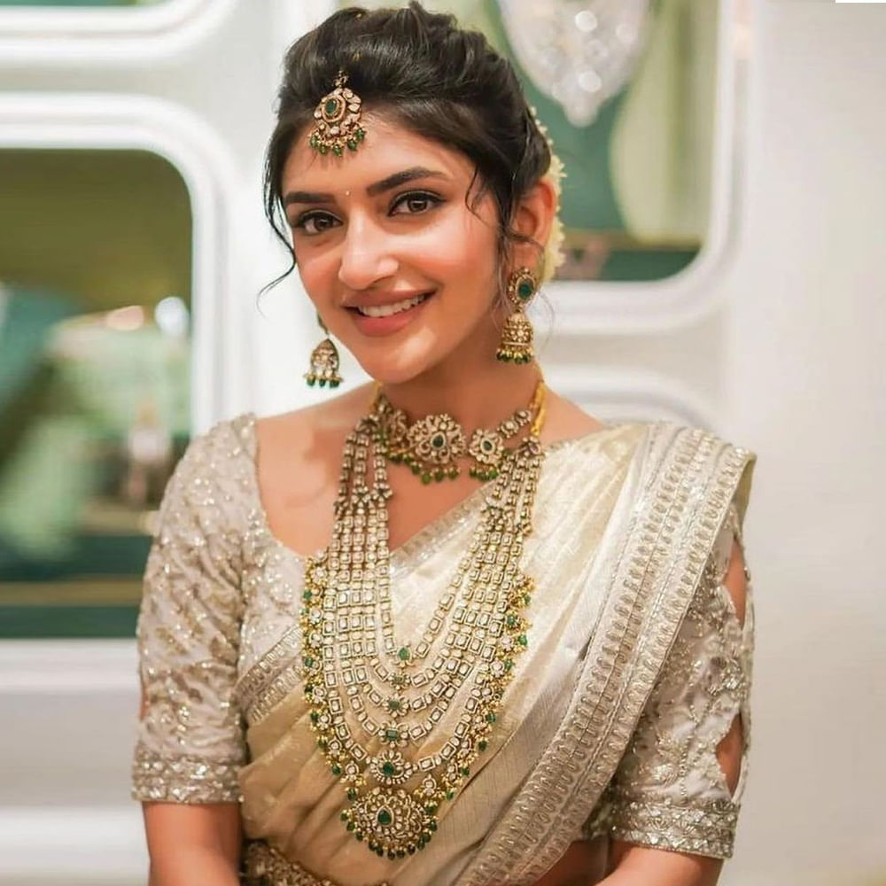 శ్రీలీల.. ఇప్పుడు ఈ పేరు ఒక బ్రాండ్ ఈమెకు అసలు పరిచయమే అవసరంలేదు. పెళ్లి సందD సినిమాతో సినీ ప్రేక్షకులకు దగ్గరైన ఈ వయ్యారి భామ రెండు సినిమాలకే విపరీతమైన ఫాలోయింగ్ సంపాందించేసింది. వరస సినిమాలతో ఫుల్ ఫార్మ్ లో ఉన్న ఈ ముద్దుగుమ్మ అందాలకి ఫిదా కాని వారు ఉండరు. రీసెంట్ గా శ్రీలీల సోషల్ మీడియాలో పోస్ట్ చేసిన ఫొటోస్ కు ఫ్యాన్స్ ఫుల్ ఖుషి అవుతున్నారు..