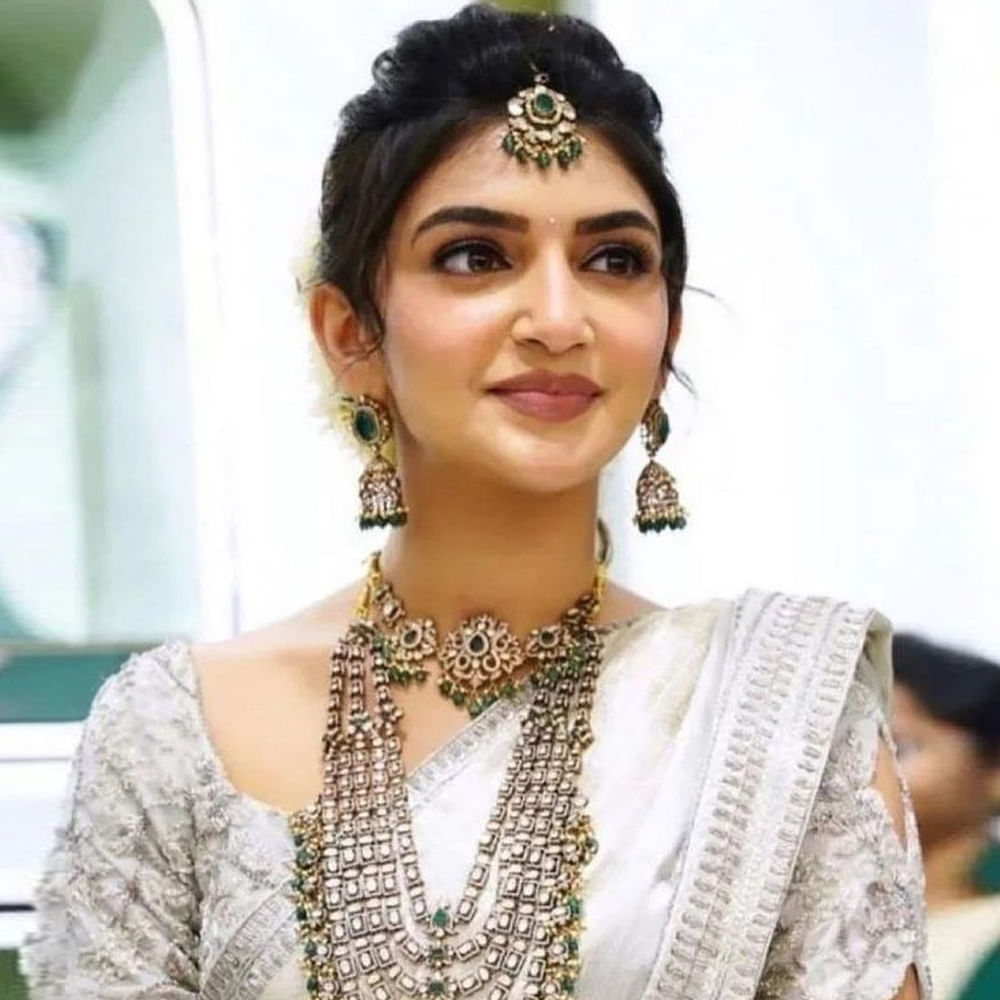 శ్రీలీల.. ఇప్పుడు ఈ పేరు ఒక బ్రాండ్ ఈమెకు అసలు పరిచయమే అవసరంలేదు. పెళ్లి సందD సినిమాతో సినీ ప్రేక్షకులకు దగ్గరైన ఈ వయ్యారి భామ రెండు సినిమాలకే విపరీతమైన ఫాలోయింగ్ సంపాందించేసింది. వరస సినిమాలతో ఫుల్ ఫార్మ్ లో ఉన్న ఈ ముద్దుగుమ్మ అందాలకి ఫిదా కాని వారు ఉండరు. రీసెంట్ గా శ్రీలీల సోషల్ మీడియాలో పోస్ట్ చేసిన ఫొటోస్ కు ఫ్యాన్స్ ఫుల్ ఖుషి అవుతున్నారు..