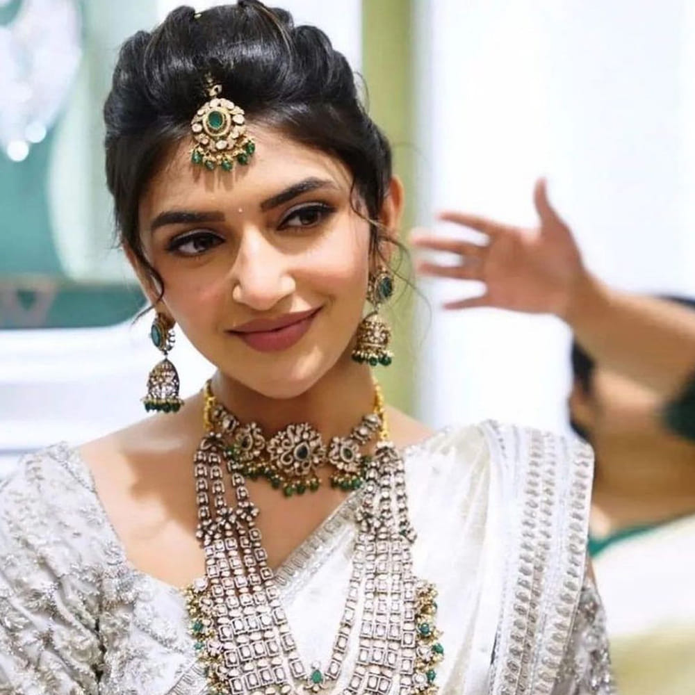 శ్రీలీల.. ఇప్పుడు ఈ పేరు ఒక బ్రాండ్ ఈమెకు అసలు పరిచయమే అవసరంలేదు. పెళ్లి సందD సినిమాతో సినీ ప్రేక్షకులకు దగ్గరైన ఈ వయ్యారి భామ రెండు సినిమాలకే విపరీతమైన ఫాలోయింగ్ సంపాందించేసింది. వరస సినిమాలతో ఫుల్ ఫార్మ్ లో ఉన్న ఈ ముద్దుగుమ్మ అందాలకి ఫిదా కాని వారు ఉండరు. రీసెంట్ గా శ్రీలీల సోషల్ మీడియాలో పోస్ట్ చేసిన ఫొటోస్ కు ఫ్యాన్స్ ఫుల్ ఖుషి అవుతున్నారు..