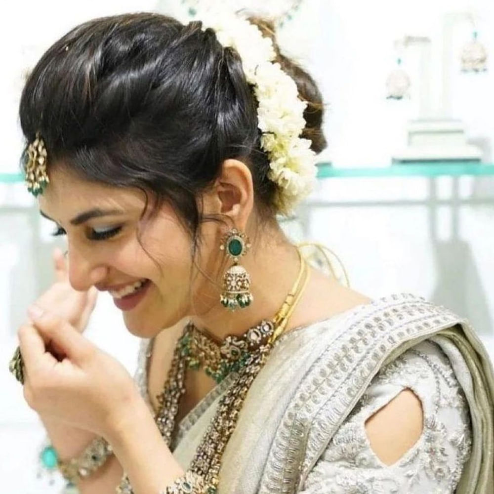 శ్రీలీల.. ఇప్పుడు ఈ పేరు ఒక బ్రాండ్ ఈమెకు అసలు పరిచయమే అవసరంలేదు. పెళ్లి సందD సినిమాతో సినీ ప్రేక్షకులకు దగ్గరైన ఈ వయ్యారి భామ రెండు సినిమాలకే విపరీతమైన ఫాలోయింగ్ సంపాందించేసింది. వరస సినిమాలతో ఫుల్ ఫార్మ్ లో ఉన్న ఈ ముద్దుగుమ్మ అందాలకి ఫిదా కాని వారు ఉండరు. రీసెంట్ గా శ్రీలీల సోషల్ మీడియాలో పోస్ట్ చేసిన ఫొటోస్ కు ఫ్యాన్స్ ఫుల్ ఖుషి అవుతున్నారు..