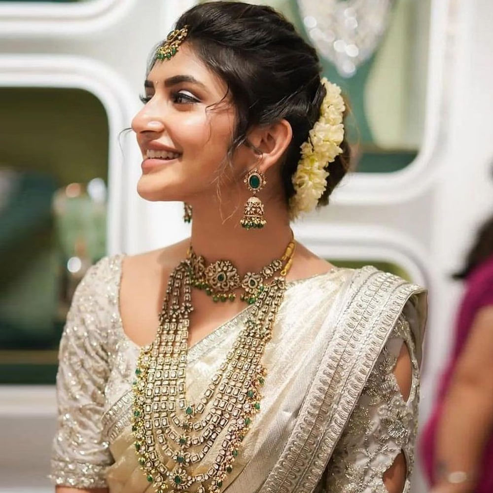 శ్రీలీల.. ఇప్పుడు ఈ పేరు ఒక బ్రాండ్ ఈమెకు అసలు పరిచయమే అవసరంలేదు. పెళ్లి సందD సినిమాతో సినీ ప్రేక్షకులకు దగ్గరైన ఈ వయ్యారి భామ రెండు సినిమాలకే విపరీతమైన ఫాలోయింగ్ సంపాందించేసింది. వరస సినిమాలతో ఫుల్ ఫార్మ్ లో ఉన్న ఈ ముద్దుగుమ్మ అందాలకి ఫిదా కాని వారు ఉండరు. రీసెంట్ గా శ్రీలీల సోషల్ మీడియాలో పోస్ట్ చేసిన ఫొటోస్ కు ఫ్యాన్స్ ఫుల్ ఖుషి అవుతున్నారు..