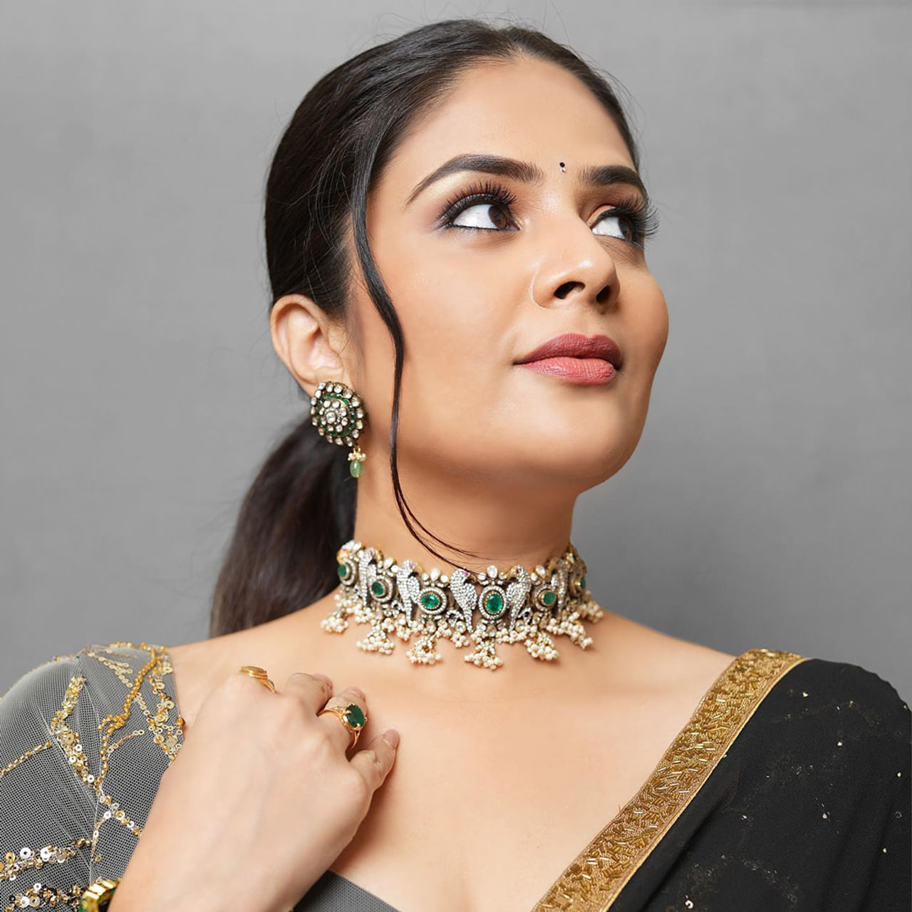 తాజాగా యాంకర్ శ్రీముఖి షేర్ చేసిన బ్లాక్ శారీ ఫోటోలు నెట్టింట ట్రెండ్ అవుతున్నాయి.. ఫోటోస్ చూసిన కుర్రకారు క్రేజీ కామెంట్స్ చేయగా ప్రస్తుతం ఆ కామెంట్స్ వైరల్ అవుతున్నాయి..