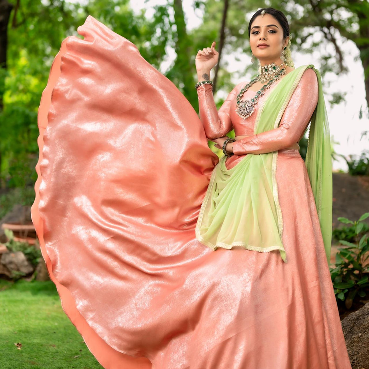 బుల్లితెరపై టాప్ యాంకర్లలో ఒకరు శ్రీముఖి. తన చలాకీతనం, మాటకారితనంతో ప్రేక్షకులను అలరిస్తూ వచ్చింది. ఒక్క బుల్లితెరపైనే కాదు.. అప్పుడప్పుడూ వెండితెరపై కూడా మెరుస్తూ ఫ్యాన్స్కు దగ్గరయ్యింది. సోషల్ మీడియాలో ఎప్పటికప్పుడు లేటెస్ట్ ఫోటోలు షేర్ చేస్తూ సందడి చేస్తుంది ఈ భామ.