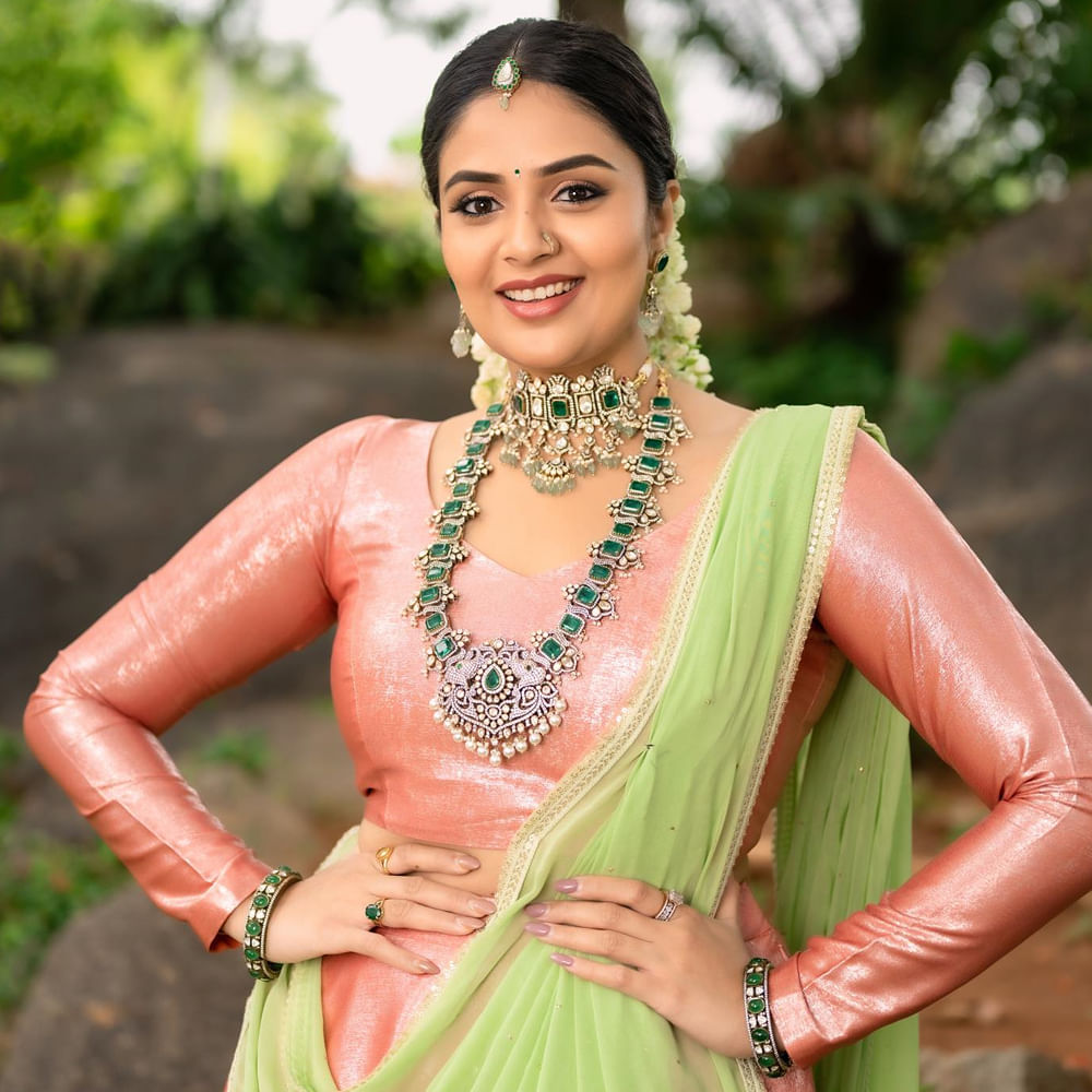 బుల్లితెరపై టాప్ యాంకర్లలో ఒకరు శ్రీముఖి. తన చలాకీతనం, మాటకారితనంతో ప్రేక్షకులను అలరిస్తూ వచ్చింది. ఒక్క బుల్లితెరపైనే కాదు.. అప్పుడప్పుడూ వెండితెరపై కూడా మెరుస్తూ ఫ్యాన్స్కు దగ్గరయ్యింది. సోషల్ మీడియాలో ఎప్పటికప్పుడు లేటెస్ట్ ఫోటోలు షేర్ చేస్తూ సందడి చేస్తుంది ఈ భామ.