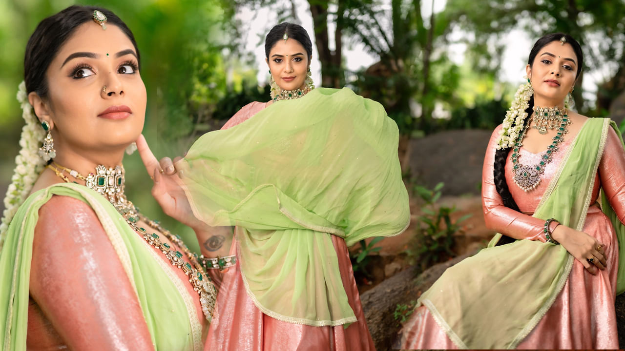 బుల్లితెరపై టాప్ యాంకర్లలో ఒకరు శ్రీముఖి. తన చలాకీతనం, మాటకారితనంతో ప్రేక్షకులను అలరిస్తూ వచ్చింది. ఒక్క బుల్లితెరపైనే కాదు.. అప్పుడప్పుడూ వెండితెరపై కూడా మెరుస్తూ ఫ్యాన్స్కు దగ్గరయ్యింది. సోషల్ మీడియాలో ఎప్పటికప్పుడు లేటెస్ట్ ఫోటోలు షేర్ చేస్తూ సందడి చేస్తుంది ఈ భామ.