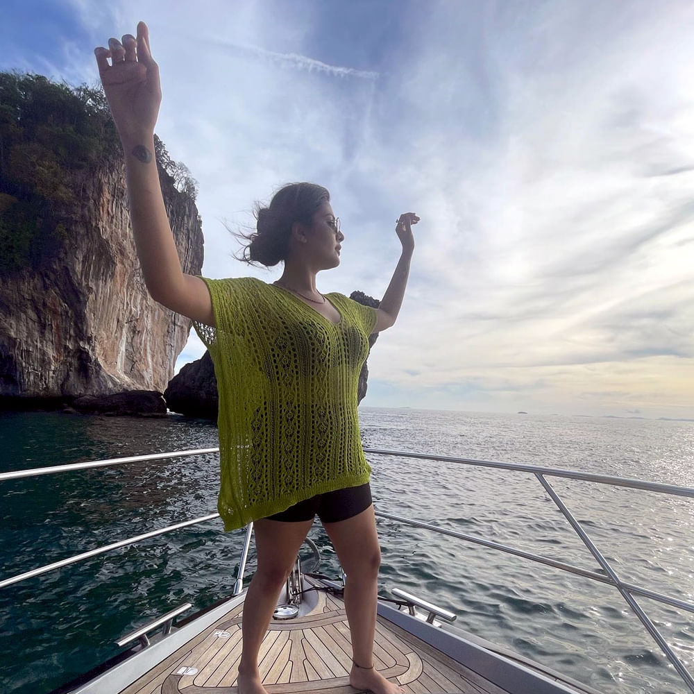 బ్యాక్ టు బ్యాక్ ఫోటో షూట్స్ తో కుర్రోళ్ల మనసులు దోచేస్తుంది మన రాములమ్మ.. తాజాగా తన వెకేషన్ యొక్క ఫోటోస్ ను పోస్ట్ చేసింది ఈ ముద్దుగుమ్మ.  ఈ మధ్య  థాయ్‌లాండ్ కి వెళ్ళింది శ్రీముఖి. అక్కడ సముద్రంలో పడవలో క్యూట్ ఫోజులు తో ఫోటోస్ దిగగా అవి ప్రస్తుతం సోషల్ మీడియాలో చక్కర్లు కొడుతున్నాయి.
