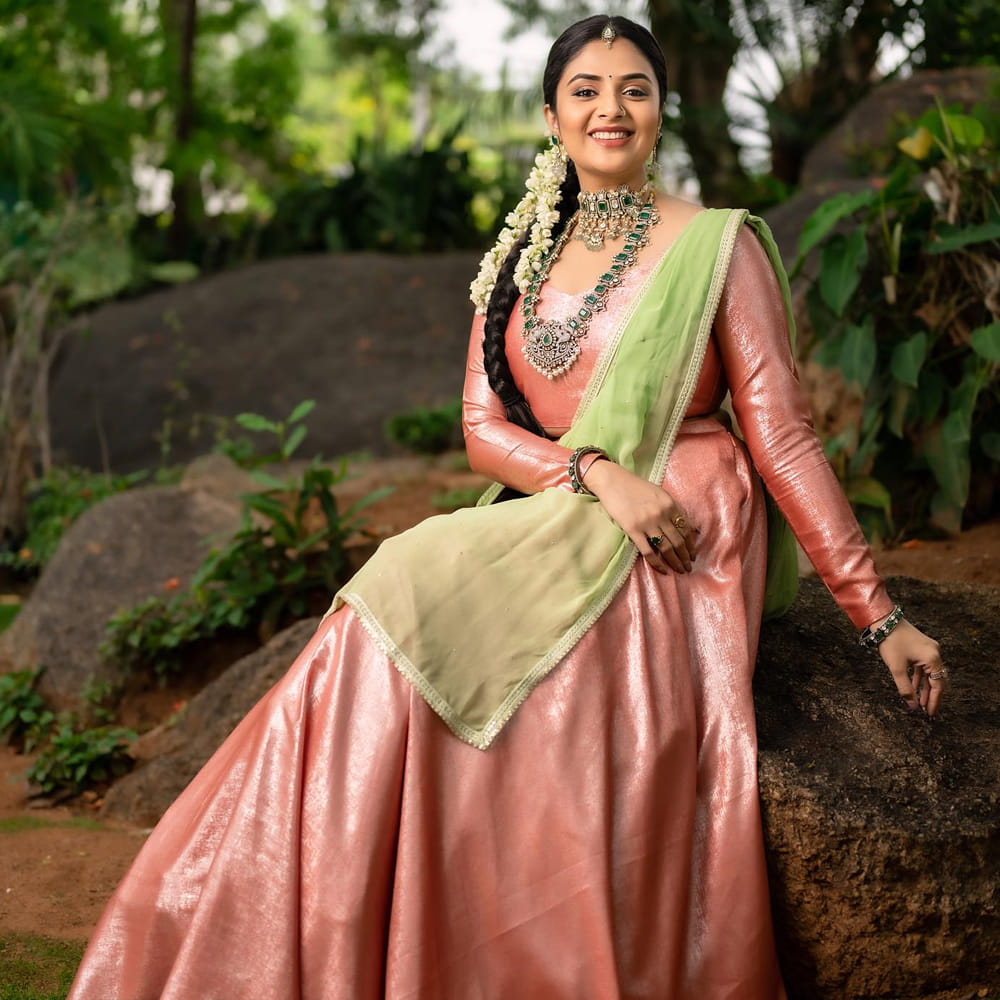 బుల్లితెరపై టాప్ యాంకర్లలో ఒకరు శ్రీముఖి. తన చలాకీతనం, మాటకారితనంతో ప్రేక్షకులను అలరిస్తూ వచ్చింది. ఒక్క బుల్లితెరపైనే కాదు.. అప్పుడప్పుడూ వెండితెరపై కూడా మెరుస్తూ ఫ్యాన్స్కు దగ్గరయ్యింది. సోషల్ మీడియాలో ఎప్పటికప్పుడు లేటెస్ట్ ఫోటోలు షేర్ చేస్తూ సందడి చేస్తుంది ఈ భామ.