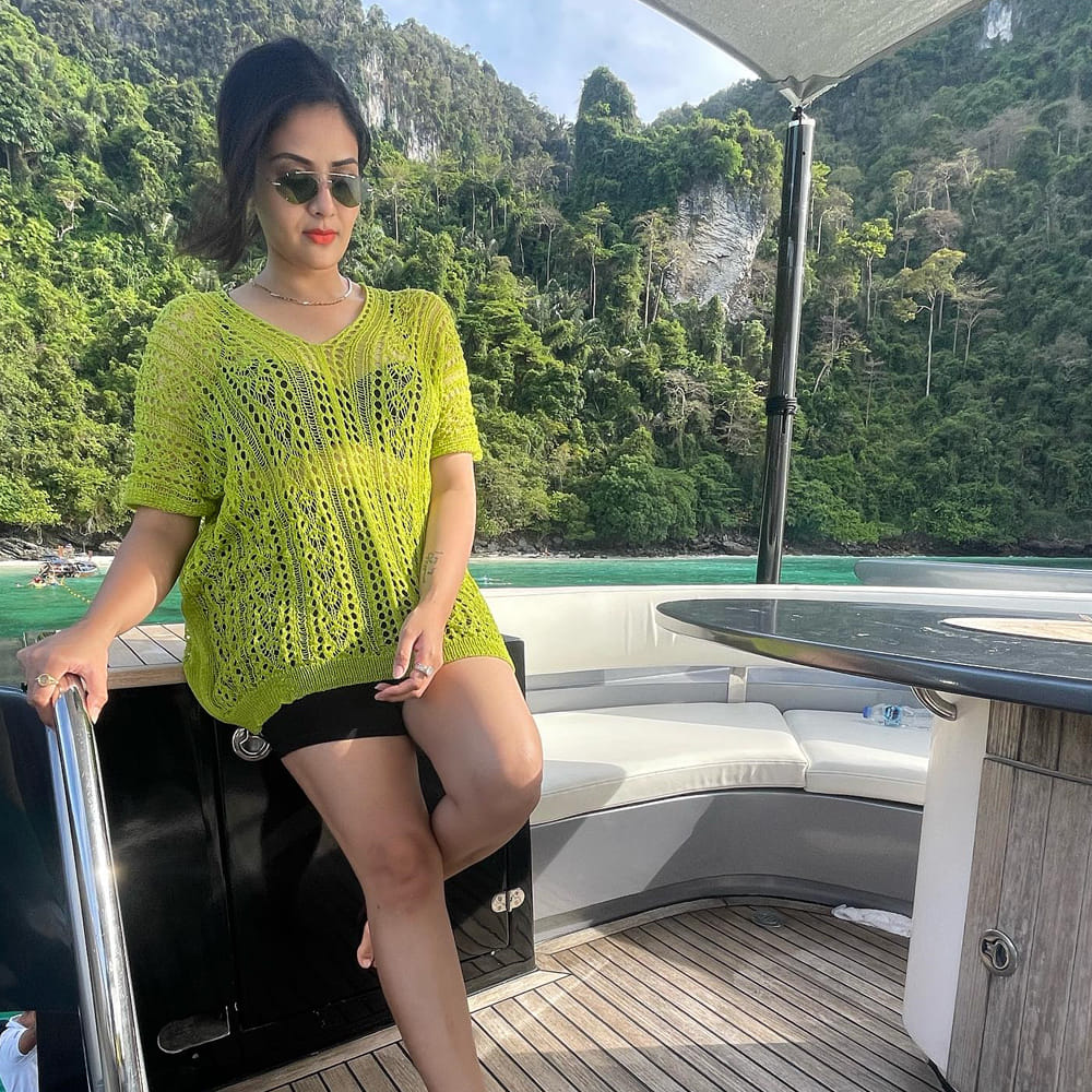 బ్యాక్ టు బ్యాక్ ఫోటో షూట్స్ తో కుర్రోళ్ల మనసులు దోచేస్తుంది మన రాములమ్మ.. తాజాగా తన వెకేషన్ యొక్క ఫోటోస్ ను పోస్ట్ చేసింది ఈ ముద్దుగుమ్మ.  ఈ మధ్య  థాయ్‌లాండ్ కి వెళ్ళింది శ్రీముఖి. అక్కడ సముద్రంలో పడవలో క్యూట్ ఫోజులు తో ఫోటోస్ దిగగా అవి ప్రస్తుతం సోషల్ మీడియాలో చక్కర్లు కొడుతున్నాయి.
