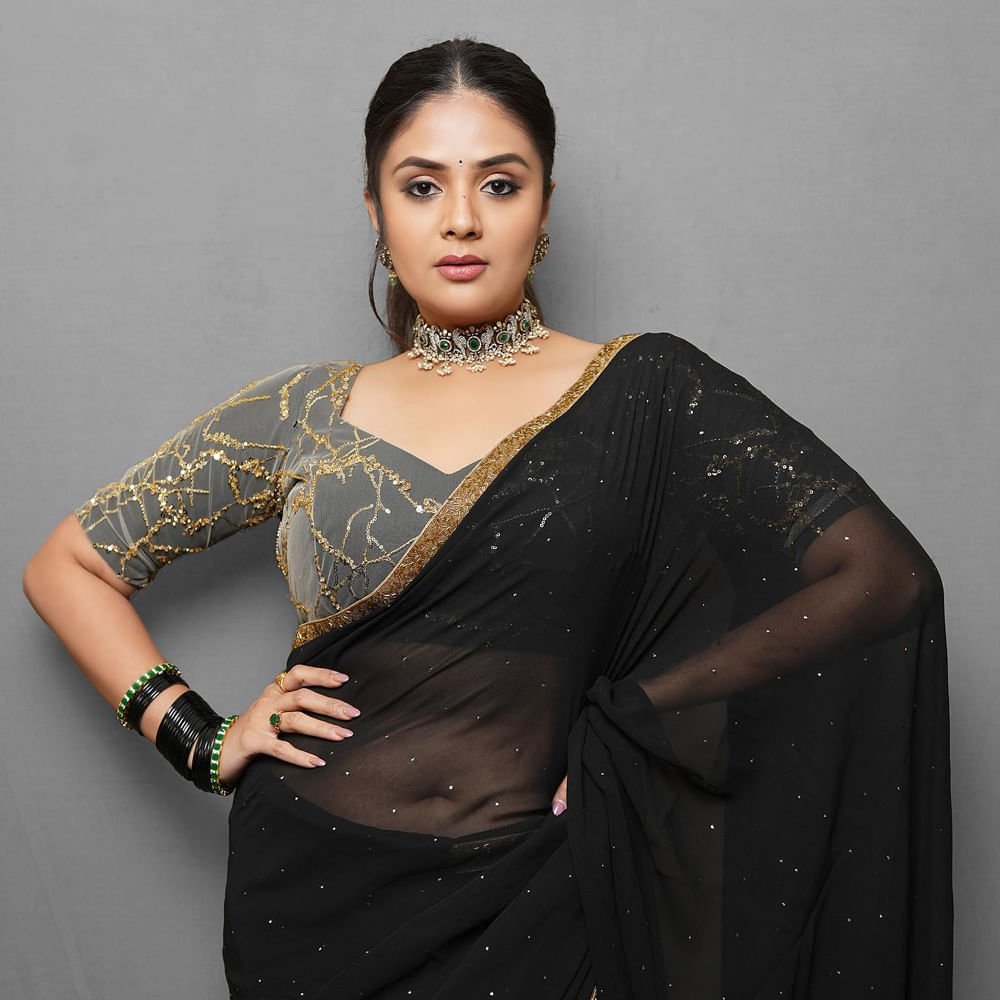 తాజాగా యాంకర్ శ్రీముఖి షేర్ చేసిన బ్లాక్ శారీ ఫోటోలు నెట్టింట ట్రెండ్ అవుతున్నాయి.. ఫోటోస్ చూసిన కుర్రకారు క్రేజీ కామెంట్స్ చేయగా ప్రస్తుతం ఆ కామెంట్స్ వైరల్ అవుతున్నాయి..