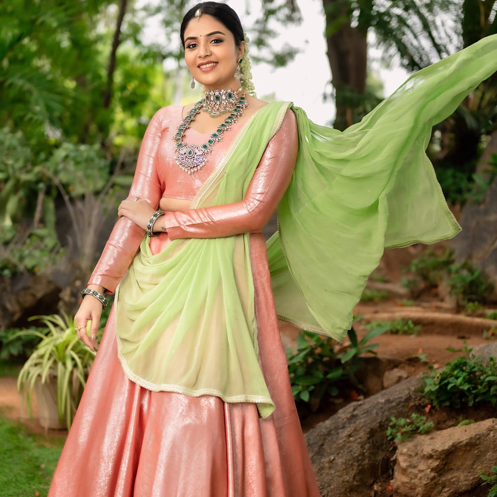 బుల్లితెరపై టాప్ యాంకర్లలో ఒకరు శ్రీముఖి. తన చలాకీతనం, మాటకారితనంతో ప్రేక్షకులను అలరిస్తూ వచ్చింది. ఒక్క బుల్లితెరపైనే కాదు.. అప్పుడప్పుడూ వెండితెరపై కూడా మెరుస్తూ ఫ్యాన్స్కు దగ్గరయ్యింది. సోషల్ మీడియాలో ఎప్పటికప్పుడు లేటెస్ట్ ఫోటోలు షేర్ చేస్తూ సందడి చేస్తుంది ఈ భామ.