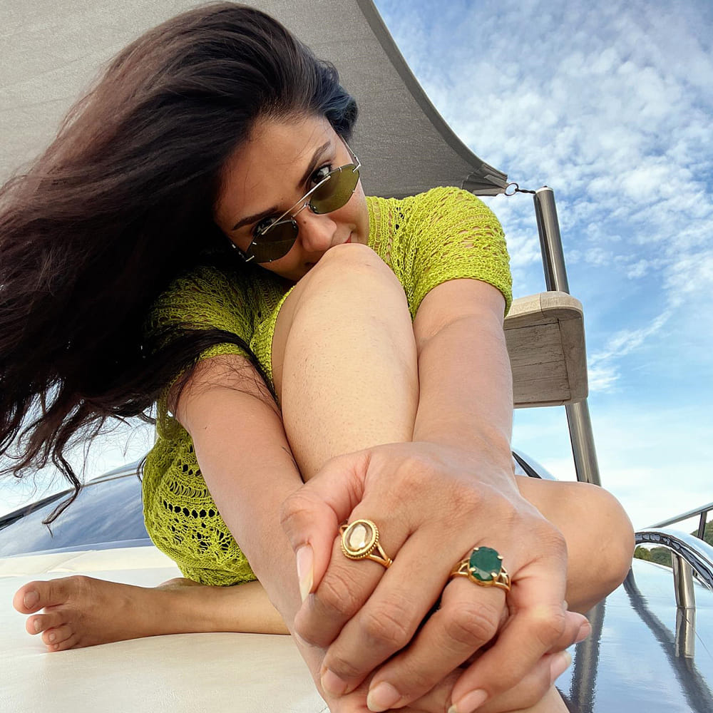 బ్యాక్ టు బ్యాక్ ఫోటో షూట్స్ తో కుర్రోళ్ల మనసులు దోచేస్తుంది మన రాములమ్మ.. తాజాగా తన వెకేషన్ యొక్క ఫోటోస్ ను పోస్ట్ చేసింది ఈ ముద్దుగుమ్మ.  ఈ మధ్య  థాయ్‌లాండ్ కి వెళ్ళింది శ్రీముఖి. అక్కడ సముద్రంలో పడవలో క్యూట్ ఫోజులు తో ఫోటోస్ దిగగా అవి ప్రస్తుతం సోషల్ మీడియాలో చక్కర్లు కొడుతున్నాయి.
