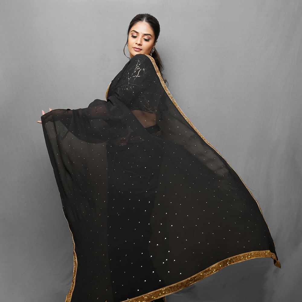 తాజాగా యాంకర్ శ్రీముఖి షేర్ చేసిన బ్లాక్ శారీ ఫోటోలు నెట్టింట ట్రెండ్ అవుతున్నాయి.. ఫోటోస్ చూసిన కుర్రకారు క్రేజీ కామెంట్స్ చేయగా ప్రస్తుతం ఆ కామెంట్స్ వైరల్ అవుతున్నాయి..