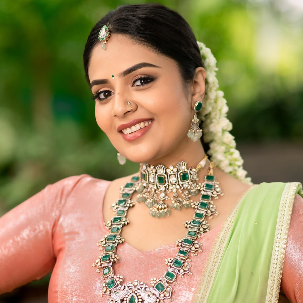 బుల్లితెరపై టాప్ యాంకర్లలో ఒకరు శ్రీముఖి. తన చలాకీతనం, మాటకారితనంతో ప్రేక్షకులను అలరిస్తూ వచ్చింది. ఒక్క బుల్లితెరపైనే కాదు.. అప్పుడప్పుడూ వెండితెరపై కూడా మెరుస్తూ ఫ్యాన్స్కు దగ్గరయ్యింది. సోషల్ మీడియాలో ఎప్పటికప్పుడు లేటెస్ట్ ఫోటోలు షేర్ చేస్తూ సందడి చేస్తుంది ఈ భామ.