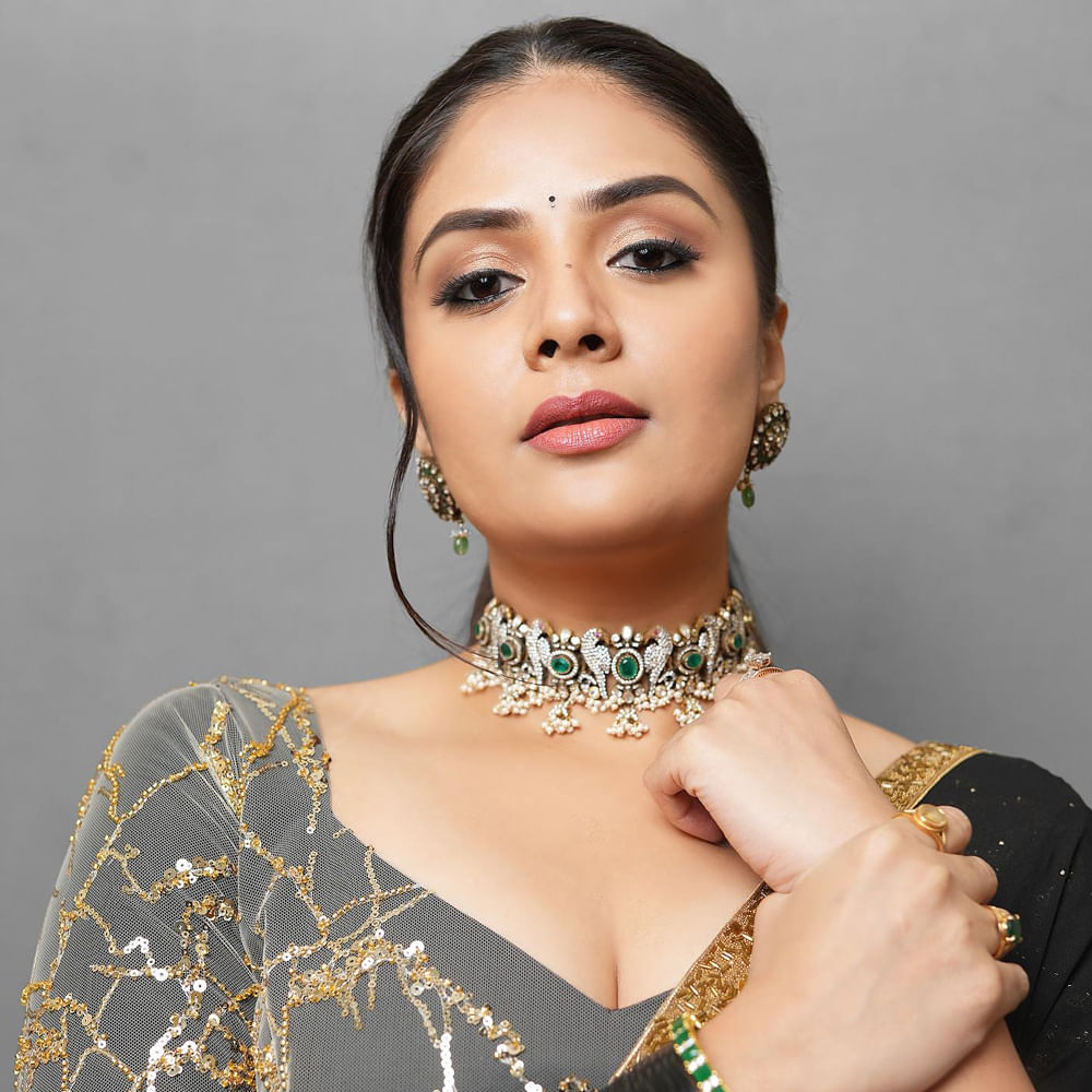 తాజాగా యాంకర్ శ్రీముఖి షేర్ చేసిన బ్లాక్ శారీ ఫోటోలు నెట్టింట ట్రెండ్ అవుతున్నాయి.. ఫోటోస్ చూసిన కుర్రకారు క్రేజీ కామెంట్స్ చేయగా ప్రస్తుతం ఆ కామెంట్స్ వైరల్ అవుతున్నాయి..