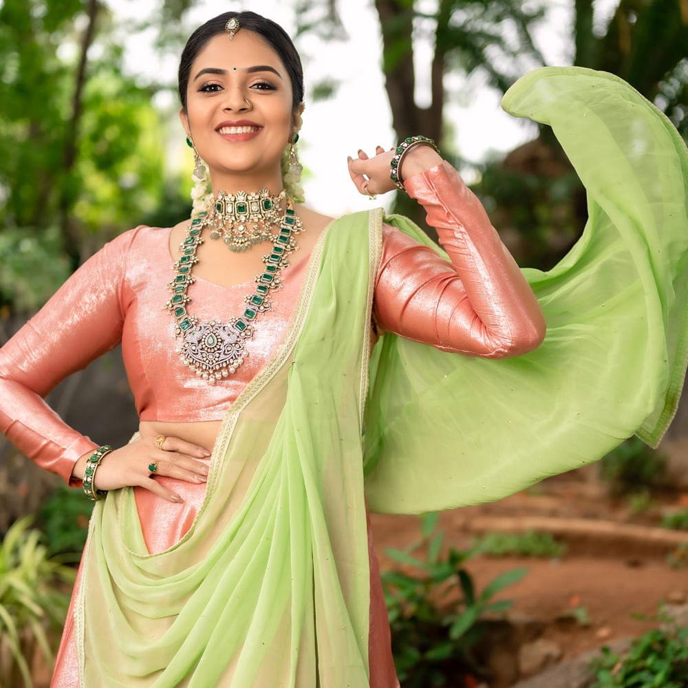 బుల్లితెరపై టాప్ యాంకర్లలో ఒకరు శ్రీముఖి. తన చలాకీతనం, మాటకారితనంతో ప్రేక్షకులను అలరిస్తూ వచ్చింది. ఒక్క బుల్లితెరపైనే కాదు.. అప్పుడప్పుడూ వెండితెరపై కూడా మెరుస్తూ ఫ్యాన్స్కు దగ్గరయ్యింది. సోషల్ మీడియాలో ఎప్పటికప్పుడు లేటెస్ట్ ఫోటోలు షేర్ చేస్తూ సందడి చేస్తుంది ఈ భామ.