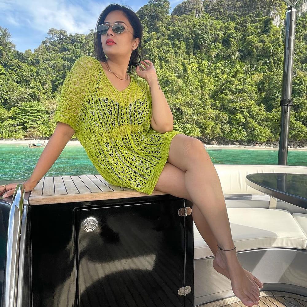 బ్యాక్ టు బ్యాక్ ఫోటో షూట్స్ తో కుర్రోళ్ల మనసులు దోచేస్తుంది మన రాములమ్మ.. తాజాగా తన వెకేషన్ యొక్క ఫోటోస్ ను పోస్ట్ చేసింది ఈ ముద్దుగుమ్మ.  ఈ మధ్య  థాయ్‌లాండ్ కి వెళ్ళింది శ్రీముఖి. అక్కడ సముద్రంలో పడవలో క్యూట్ ఫోజులు తో ఫోటోస్ దిగగా అవి ప్రస్తుతం సోషల్ మీడియాలో చక్కర్లు కొడుతున్నాయి.
