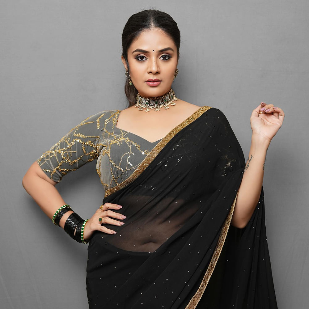 తాజాగా యాంకర్ శ్రీముఖి షేర్ చేసిన బ్లాక్ శారీ ఫోటోలు నెట్టింట ట్రెండ్ అవుతున్నాయి.. ఫోటోస్ చూసిన కుర్రకారు క్రేజీ కామెంట్స్ చేయగా ప్రస్తుతం ఆ కామెంట్స్ వైరల్ అవుతున్నాయి..