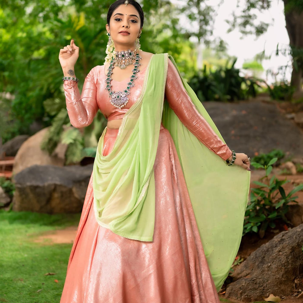 బుల్లితెరపై టాప్ యాంకర్లలో ఒకరు శ్రీముఖి. తన చలాకీతనం, మాటకారితనంతో ప్రేక్షకులను అలరిస్తూ వచ్చింది. ఒక్క బుల్లితెరపైనే కాదు.. అప్పుడప్పుడూ వెండితెరపై కూడా మెరుస్తూ ఫ్యాన్స్కు దగ్గరయ్యింది. సోషల్ మీడియాలో ఎప్పటికప్పుడు లేటెస్ట్ ఫోటోలు షేర్ చేస్తూ సందడి చేస్తుంది ఈ భామ.