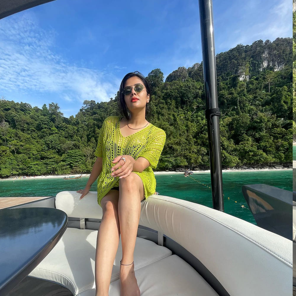 బ్యాక్ టు బ్యాక్ ఫోటో షూట్స్ తో కుర్రోళ్ల మనసులు దోచేస్తుంది మన రాములమ్మ.. తాజాగా తన వెకేషన్ యొక్క ఫోటోస్ ను పోస్ట్ చేసింది ఈ ముద్దుగుమ్మ.  ఈ మధ్య  థాయ్‌లాండ్ కి వెళ్ళింది శ్రీముఖి. అక్కడ సముద్రంలో పడవలో క్యూట్ ఫోజులు తో ఫోటోస్ దిగగా అవి ప్రస్తుతం సోషల్ మీడియాలో చక్కర్లు కొడుతున్నాయి.
