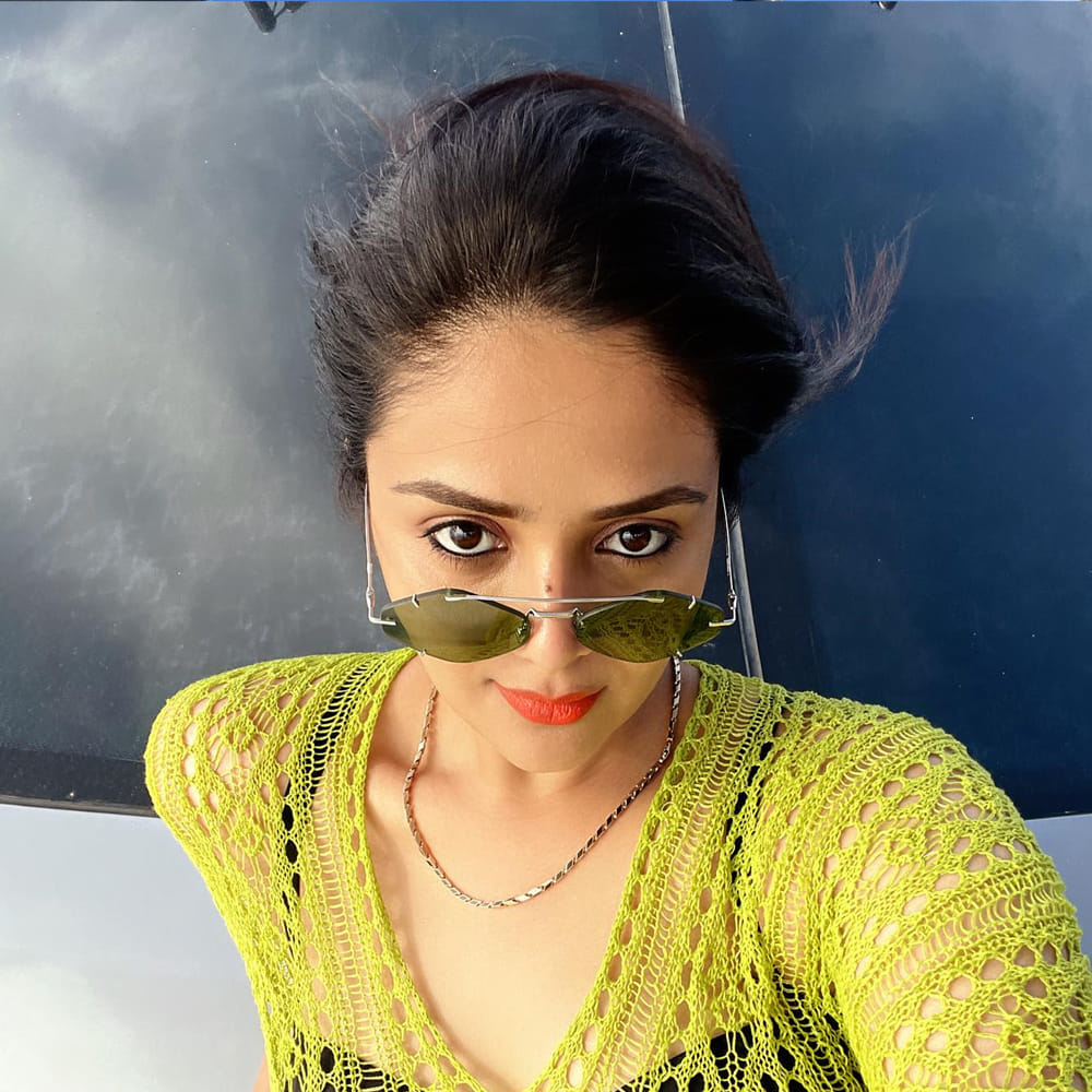 బ్యాక్ టు బ్యాక్ ఫోటో షూట్స్ తో కుర్రోళ్ల మనసులు దోచేస్తుంది మన రాములమ్మ.. తాజాగా తన వెకేషన్ యొక్క ఫోటోస్ ను పోస్ట్ చేసింది ఈ ముద్దుగుమ్మ.  ఈ మధ్య  థాయ్‌లాండ్ కి వెళ్ళింది శ్రీముఖి. అక్కడ సముద్రంలో పడవలో క్యూట్ ఫోజులు తో ఫోటోస్ దిగగా అవి ప్రస్తుతం సోషల్ మీడియాలో చక్కర్లు కొడుతున్నాయి.
