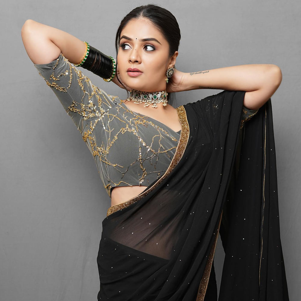 తాజాగా యాంకర్ శ్రీముఖి షేర్ చేసిన బ్లాక్ శారీ ఫోటోలు నెట్టింట ట్రెండ్ అవుతున్నాయి.. ఫోటోస్ చూసిన కుర్రకారు క్రేజీ కామెంట్స్ చేయగా ప్రస్తుతం ఆ కామెంట్స్ వైరల్ అవుతున్నాయి..