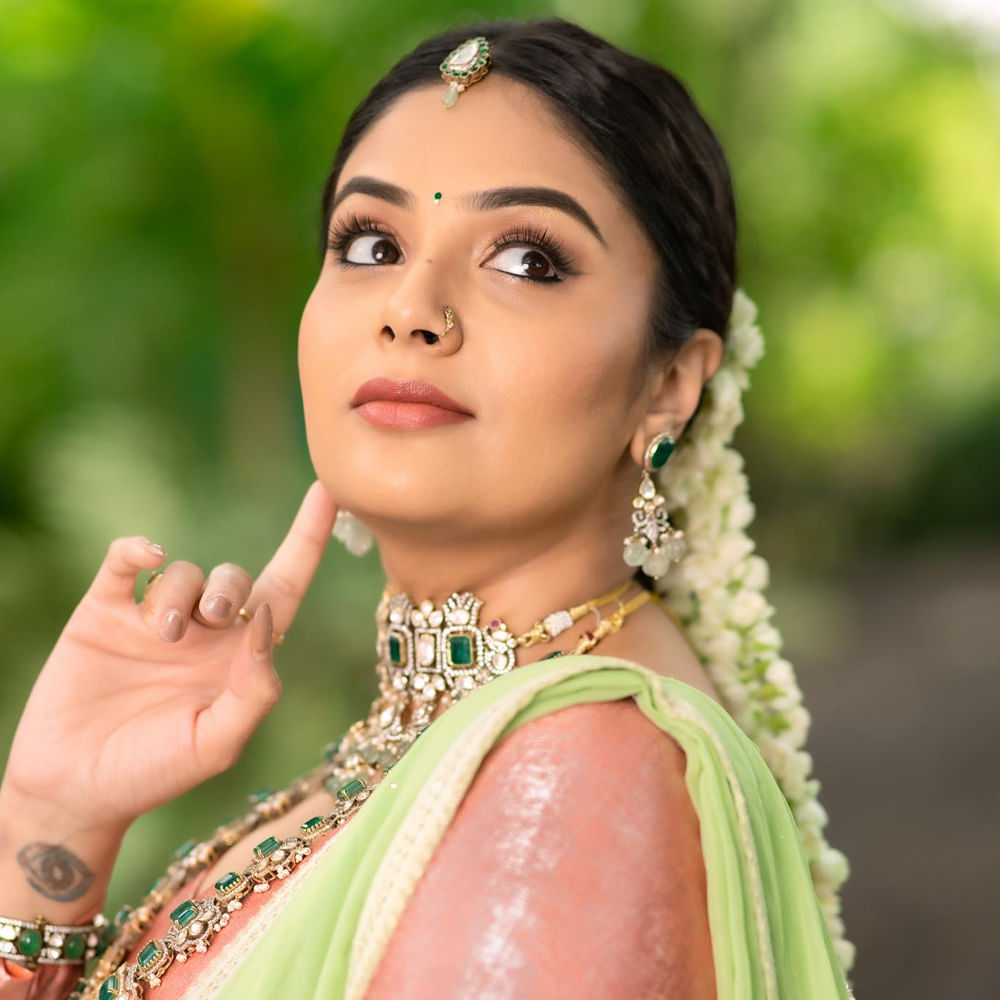 బుల్లితెరపై టాప్ యాంకర్లలో ఒకరు శ్రీముఖి. తన చలాకీతనం, మాటకారితనంతో ప్రేక్షకులను అలరిస్తూ వచ్చింది. ఒక్క బుల్లితెరపైనే కాదు.. అప్పుడప్పుడూ వెండితెరపై కూడా మెరుస్తూ ఫ్యాన్స్కు దగ్గరయ్యింది. సోషల్ మీడియాలో ఎప్పటికప్పుడు లేటెస్ట్ ఫోటోలు షేర్ చేస్తూ సందడి చేస్తుంది ఈ భామ.