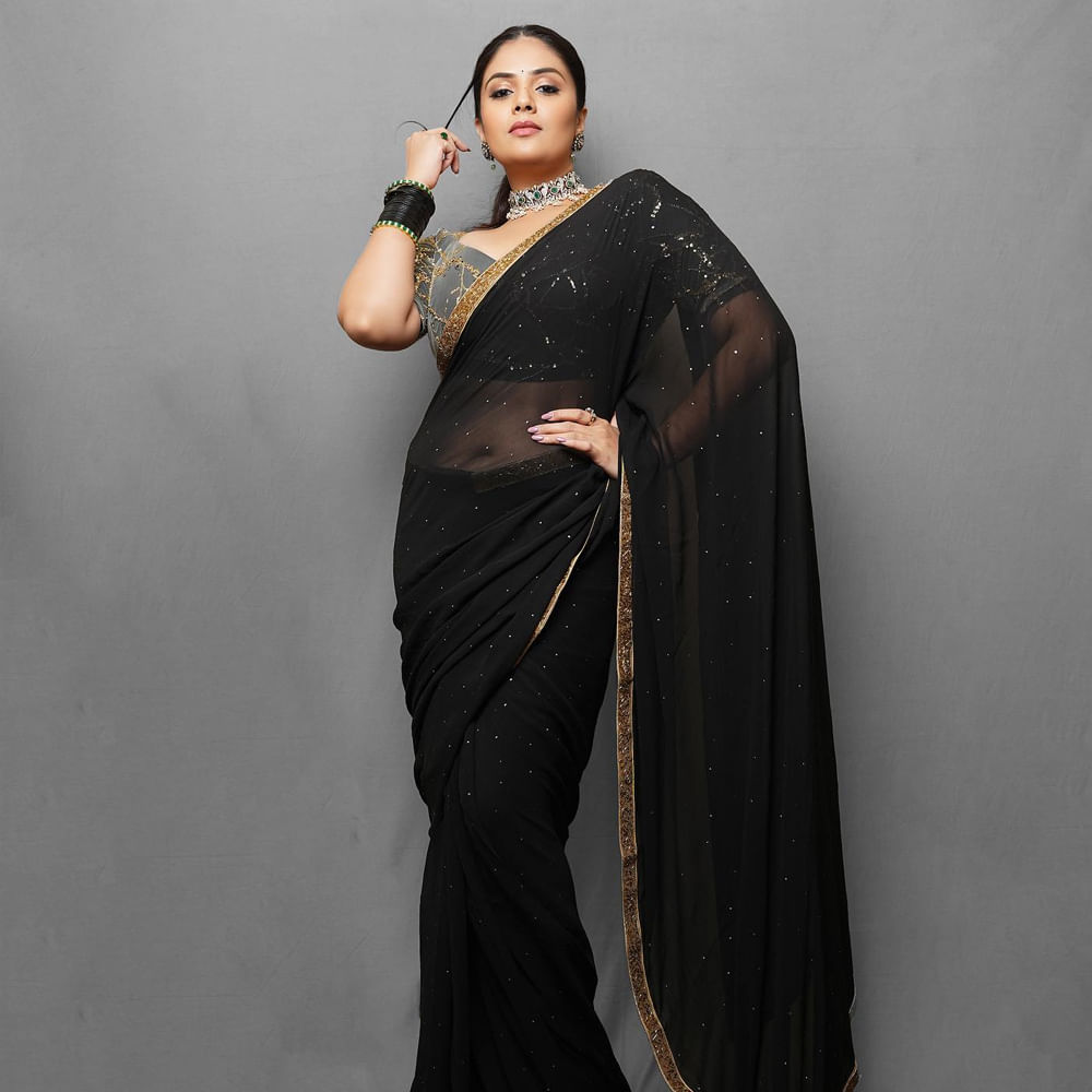 తాజాగా యాంకర్ శ్రీముఖి షేర్ చేసిన బ్లాక్ శారీ ఫోటోలు నెట్టింట ట్రెండ్ అవుతున్నాయి.. ఫోటోస్ చూసిన కుర్రకారు క్రేజీ కామెంట్స్ చేయగా ప్రస్తుతం ఆ కామెంట్స్ వైరల్ అవుతున్నాయి..