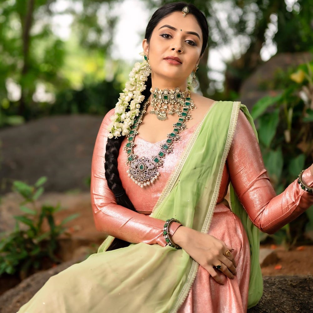 బుల్లితెరపై టాప్ యాంకర్లలో ఒకరు శ్రీముఖి. తన చలాకీతనం, మాటకారితనంతో ప్రేక్షకులను అలరిస్తూ వచ్చింది. ఒక్క బుల్లితెరపైనే కాదు.. అప్పుడప్పుడూ వెండితెరపై కూడా మెరుస్తూ ఫ్యాన్స్కు దగ్గరయ్యింది. సోషల్ మీడియాలో ఎప్పటికప్పుడు లేటెస్ట్ ఫోటోలు షేర్ చేస్తూ సందడి చేస్తుంది ఈ భామ.