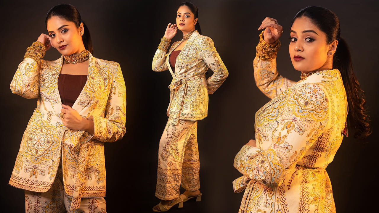 బుల్లితెరపై నుండి వెండి తెర వరకు క్రేజీ గర్ల్ గా దూసుకుపోతున్న యాంకర్ శ్రీముఖి గురించి ప్రత్యేకంగా చెప్పాలా.. తన చలాకీతనంతో, అందంలు ఆరబోస్తూ నెక్స్ట్ లెవల్ ఫాలోయింగ్ ను సంపాదించుకుంది.. విరబూసిన అందతో సోషల్ మీడియాలో వెలుగులు పంచుతుంది ఈ వయ్యారి.. ఈ హాట్ ఫొటోస్ మీరు చూసెయ్యండి.