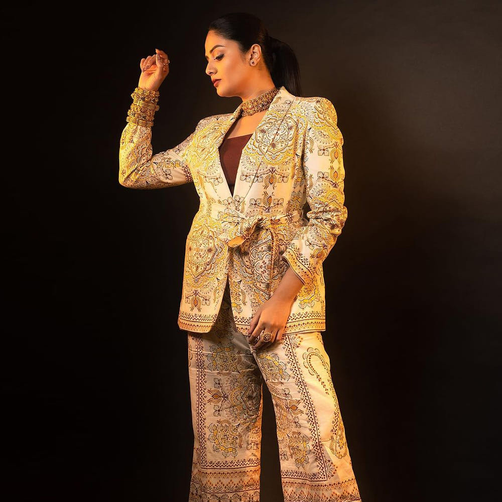 బుల్లితెరపై నుండి వెండి తెర వరకు క్రేజీ గర్ల్ గా దూసుకుపోతున్న యాంకర్ శ్రీముఖి గురించి ప్రత్యేకంగా చెప్పాలా.. తన చలాకీతనంతో, అందంలు ఆరబోస్తూ నెక్స్ట్ లెవల్ ఫాలోయింగ్ ను సంపాదించుకుంది.. విరబూసిన అందతో సోషల్ మీడియాలో వెలుగులు పంచుతుంది ఈ వయ్యారి.. ఈ హాట్ ఫొటోస్ మీరు చూసెయ్యండి.