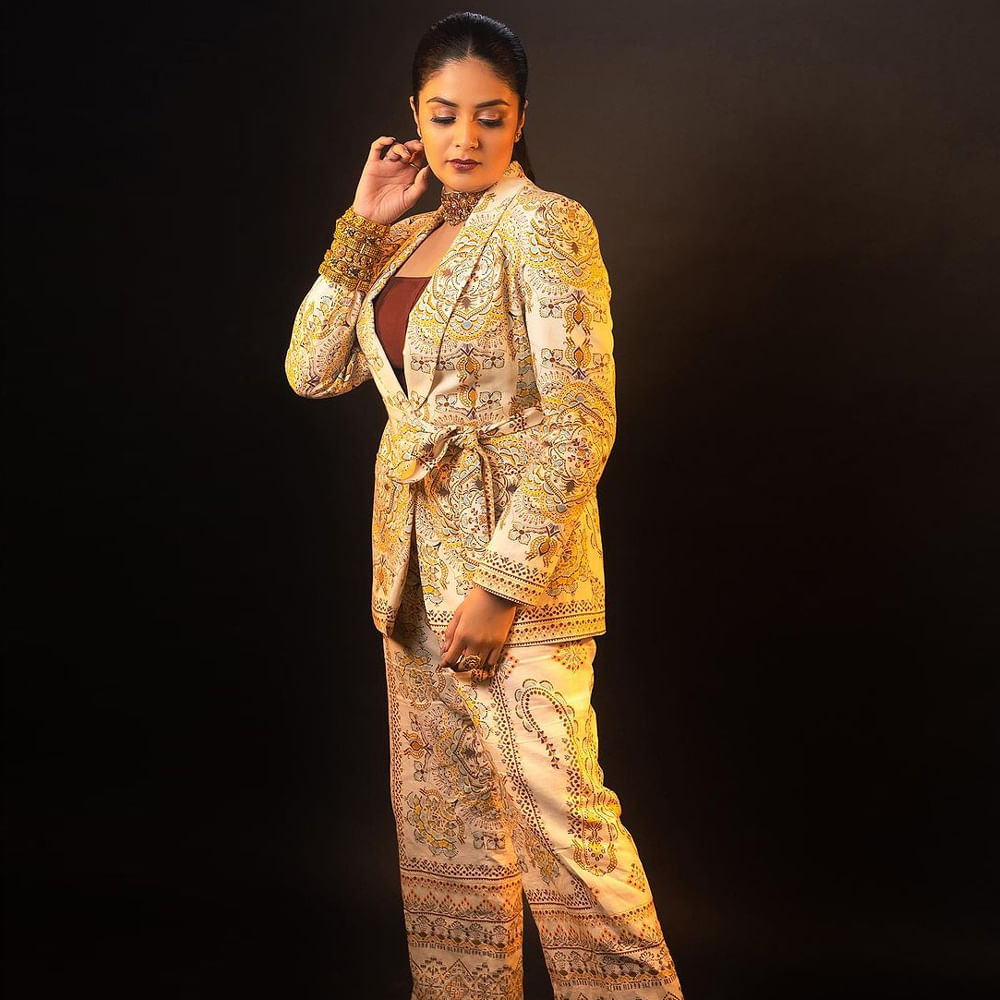 బుల్లితెరపై నుండి వెండి తెర వరకు క్రేజీ గర్ల్ గా దూసుకుపోతున్న యాంకర్ శ్రీముఖి గురించి ప్రత్యేకంగా చెప్పాలా.. తన చలాకీతనంతో, అందంలు ఆరబోస్తూ నెక్స్ట్ లెవల్ ఫాలోయింగ్ ను సంపాదించుకుంది.. విరబూసిన అందతో సోషల్ మీడియాలో వెలుగులు పంచుతుంది ఈ వయ్యారి.. ఈ హాట్ ఫొటోస్ మీరు చూసెయ్యండి.