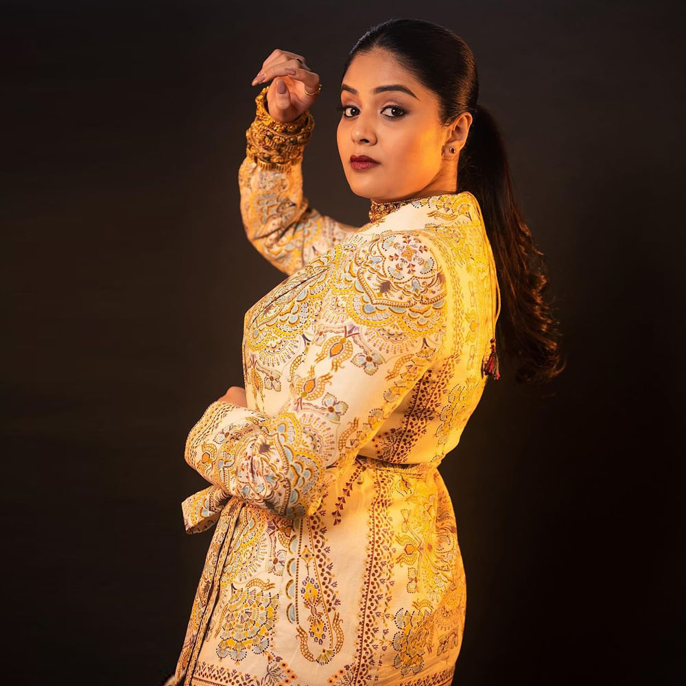 బుల్లితెరపై నుండి వెండి తెర వరకు క్రేజీ గర్ల్ గా దూసుకుపోతున్న యాంకర్ శ్రీముఖి గురించి ప్రత్యేకంగా చెప్పాలా.. తన చలాకీతనంతో, అందంలు ఆరబోస్తూ నెక్స్ట్ లెవల్ ఫాలోయింగ్ ను సంపాదించుకుంది.. విరబూసిన అందతో సోషల్ మీడియాలో వెలుగులు పంచుతుంది ఈ వయ్యారి.. ఈ హాట్ ఫొటోస్ మీరు చూసెయ్యండి.