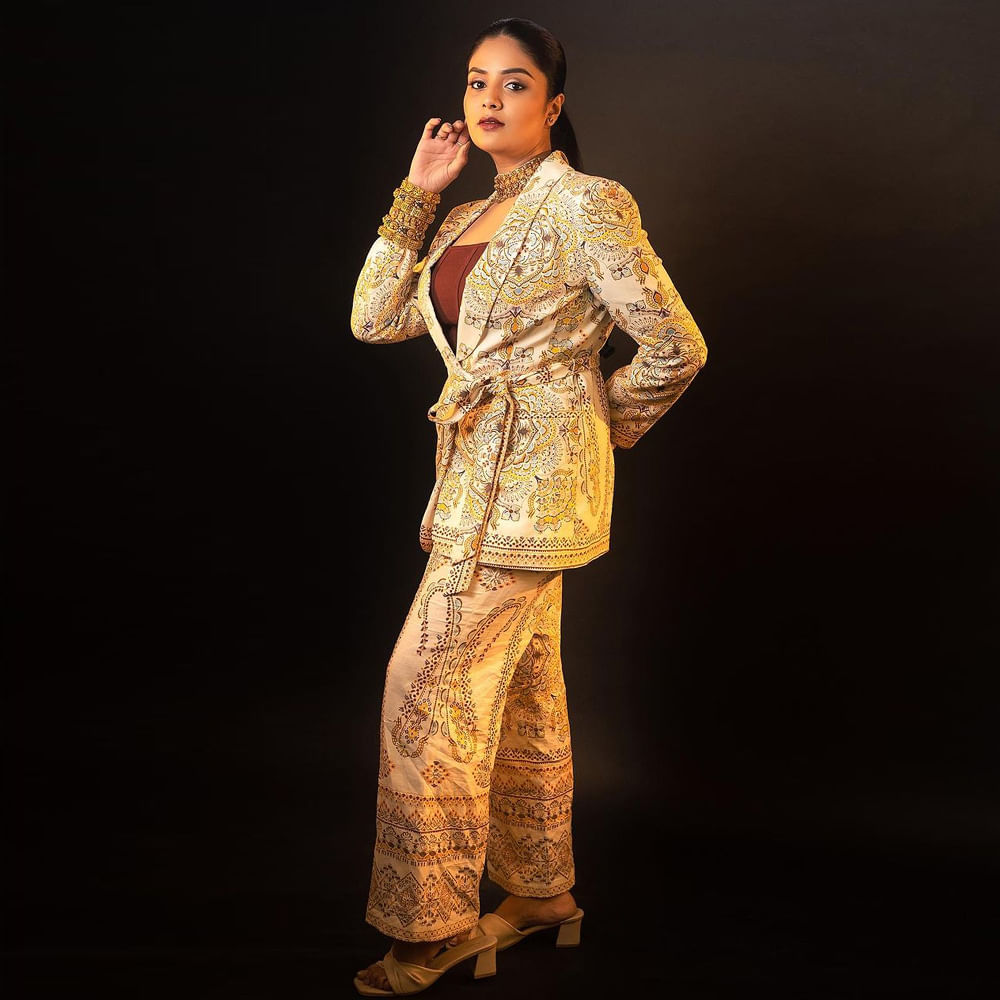 బుల్లితెరపై నుండి వెండి తెర వరకు క్రేజీ గర్ల్ గా దూసుకుపోతున్న యాంకర్ శ్రీముఖి గురించి ప్రత్యేకంగా చెప్పాలా.. తన చలాకీతనంతో, అందంలు ఆరబోస్తూ నెక్స్ట్ లెవల్ ఫాలోయింగ్ ను సంపాదించుకుంది.. విరబూసిన అందతో సోషల్ మీడియాలో వెలుగులు పంచుతుంది ఈ వయ్యారి.. ఈ హాట్ ఫొటోస్ మీరు చూసెయ్యండి.