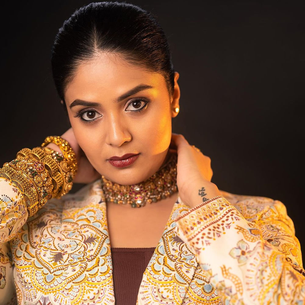 బుల్లితెరపై నుండి వెండి తెర వరకు క్రేజీ గర్ల్ గా దూసుకుపోతున్న యాంకర్ శ్రీముఖి గురించి ప్రత్యేకంగా చెప్పాలా.. తన చలాకీతనంతో, అందంలు ఆరబోస్తూ నెక్స్ట్ లెవల్ ఫాలోయింగ్ ను సంపాదించుకుంది.. విరబూసిన అందతో సోషల్ మీడియాలో వెలుగులు పంచుతుంది ఈ వయ్యారి.. ఈ హాట్ ఫొటోస్ మీరు చూసెయ్యండి.