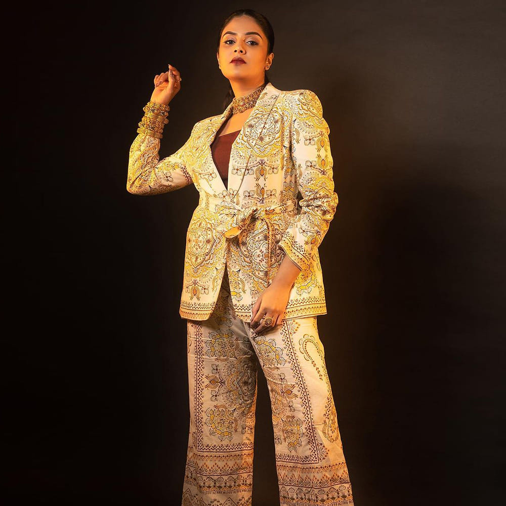 బుల్లితెరపై నుండి వెండి తెర వరకు క్రేజీ గర్ల్ గా దూసుకుపోతున్న యాంకర్ శ్రీముఖి గురించి ప్రత్యేకంగా చెప్పాలా.. తన చలాకీతనంతో, అందంలు ఆరబోస్తూ నెక్స్ట్ లెవల్ ఫాలోయింగ్ ను సంపాదించుకుంది.. విరబూసిన అందతో సోషల్ మీడియాలో వెలుగులు పంచుతుంది ఈ వయ్యారి.. ఈ హాట్ ఫొటోస్ మీరు చూసెయ్యండి.