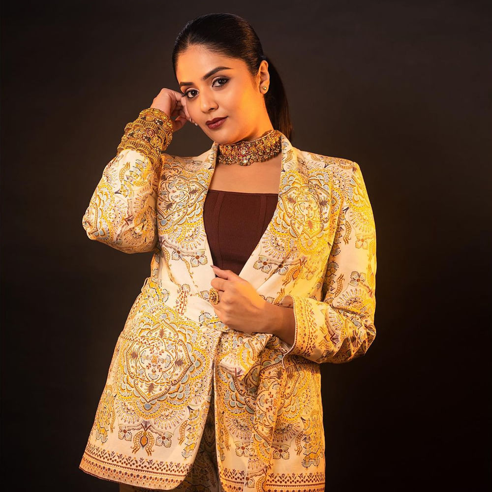 బుల్లితెరపై నుండి వెండి తెర వరకు క్రేజీ గర్ల్ గా దూసుకుపోతున్న యాంకర్ శ్రీముఖి గురించి ప్రత్యేకంగా చెప్పాలా.. తన చలాకీతనంతో, అందంలు ఆరబోస్తూ నెక్స్ట్ లెవల్ ఫాలోయింగ్ ను సంపాదించుకుంది.. విరబూసిన అందతో సోషల్ మీడియాలో వెలుగులు పంచుతుంది ఈ వయ్యారి.. ఈ హాట్ ఫొటోస్ మీరు చూసెయ్యండి.