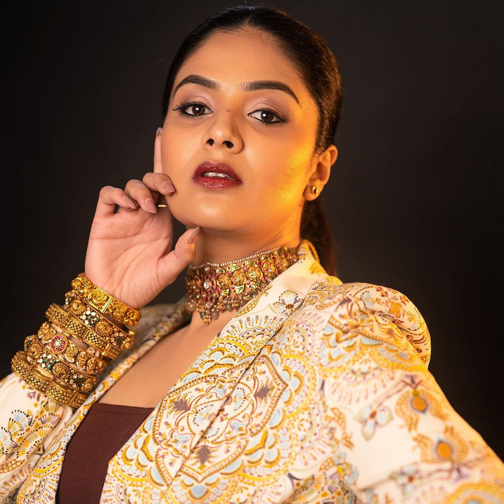 బుల్లితెరపై నుండి వెండి తెర వరకు క్రేజీ గర్ల్ గా దూసుకుపోతున్న యాంకర్ శ్రీముఖి గురించి ప్రత్యేకంగా చెప్పాలా.. తన చలాకీతనంతో, అందంలు ఆరబోస్తూ నెక్స్ట్ లెవల్ ఫాలోయింగ్ ను సంపాదించుకుంది.. విరబూసిన అందతో సోషల్ మీడియాలో వెలుగులు పంచుతుంది ఈ వయ్యారి.. ఈ హాట్ ఫొటోస్ మీరు చూసెయ్యండి.