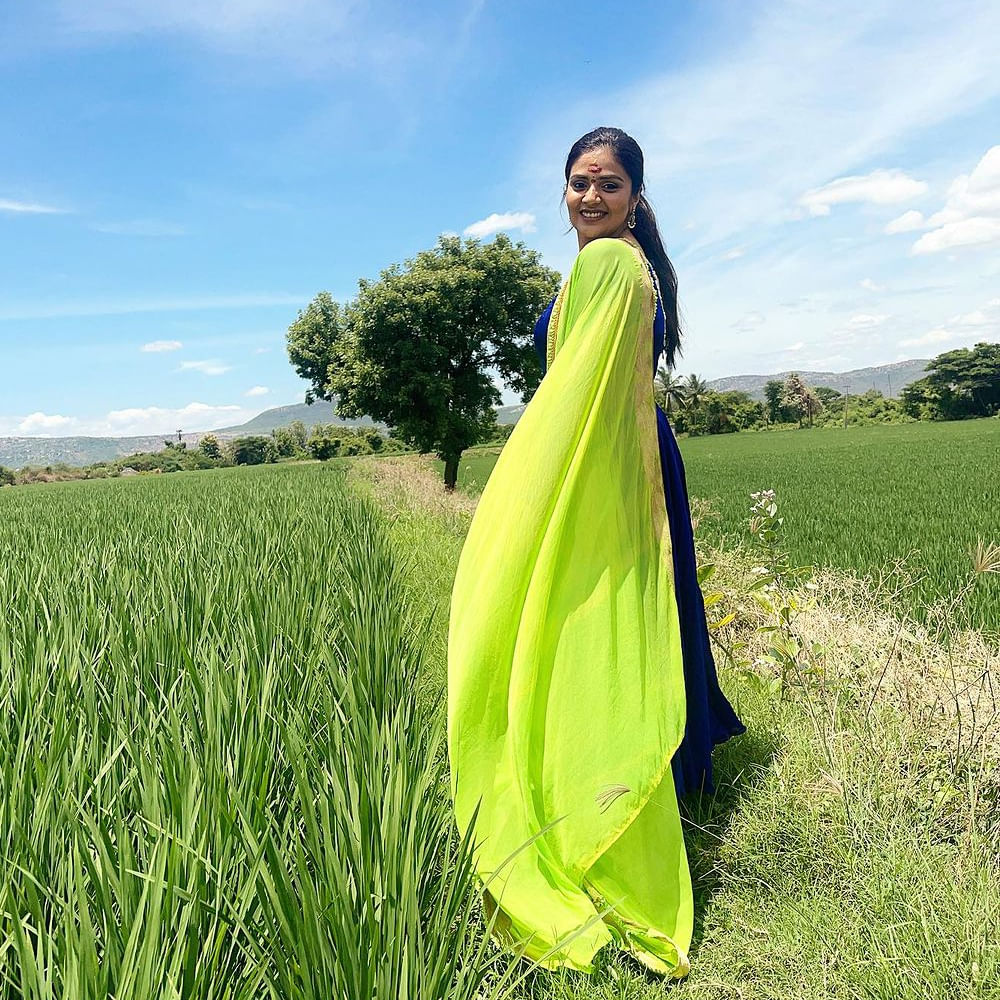 ఇటు బుల్లితెరపై అటు వెండి తెరపై బబ్లీ యాంకర్ శ్రీముఖి తెలియని వాళ్ళు ఉంటారా.. తన స్టైల్ , అందంతో దుమ్మురేపుతూ ఒక లెవల్  క్రేజ్‌ను సంపాధించేసింది.తన అందతో వెలుగులు విరజిమ్ముతూ సోషల్ మీడియాలో సైతం తన అందంతో యూత్ ని పిచ్చెక్కిస్తుంది. హాట్ ఫోజులతో ఆకట్టుకునే ఈ వయ్యారి తాజాగా పొలాల్లో దిగిన ఫొటోస్ షేర్ చేసింది.