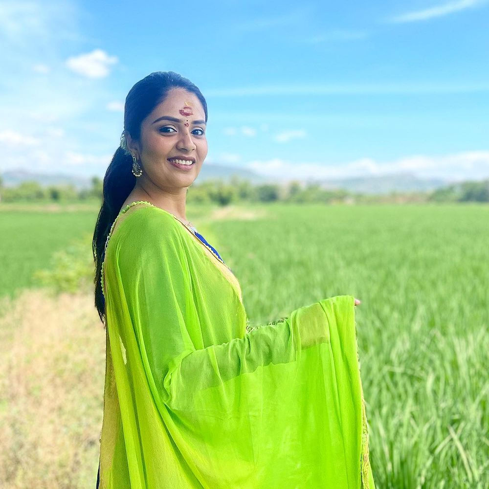 ఇటు బుల్లితెరపై అటు వెండి తెరపై బబ్లీ యాంకర్ శ్రీముఖి తెలియని వాళ్ళు ఉంటారా.. తన స్టైల్ , అందంతో దుమ్మురేపుతూ ఒక లెవల్  క్రేజ్‌ను సంపాధించేసింది.తన అందతో వెలుగులు విరజిమ్ముతూ సోషల్ మీడియాలో సైతం తన అందంతో యూత్ ని పిచ్చెక్కిస్తుంది. హాట్ ఫోజులతో ఆకట్టుకునే ఈ వయ్యారి తాజాగా పొలాల్లో దిగిన ఫొటోస్ షేర్ చేసింది.