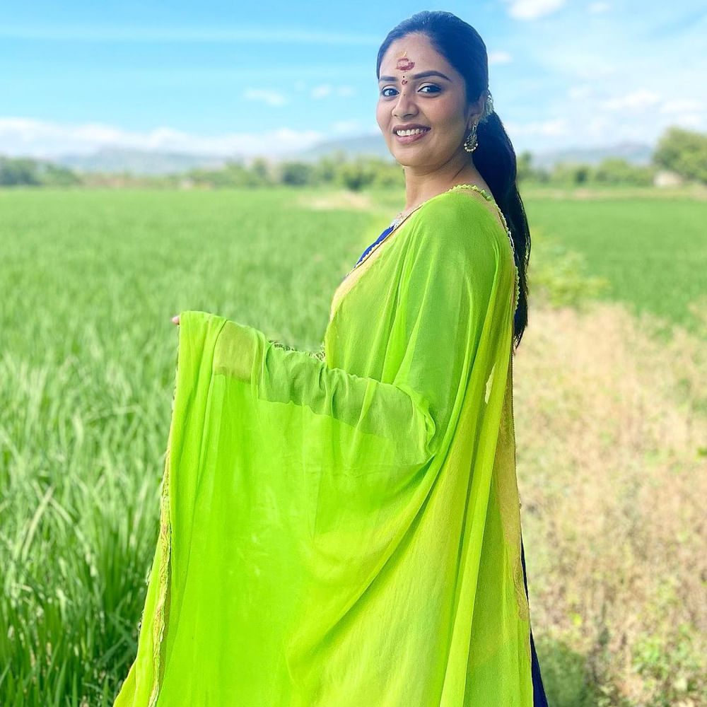 ఇటు బుల్లితెరపై అటు వెండి తెరపై బబ్లీ యాంకర్ శ్రీముఖి తెలియని వాళ్ళు ఉంటారా.. తన స్టైల్ , అందంతో దుమ్మురేపుతూ ఒక లెవల్  క్రేజ్‌ను సంపాధించేసింది.తన అందతో వెలుగులు విరజిమ్ముతూ సోషల్ మీడియాలో సైతం తన అందంతో యూత్ ని పిచ్చెక్కిస్తుంది. హాట్ ఫోజులతో ఆకట్టుకునే ఈ వయ్యారి తాజాగా పొలాల్లో దిగిన ఫొటోస్ షేర్ చేసింది.