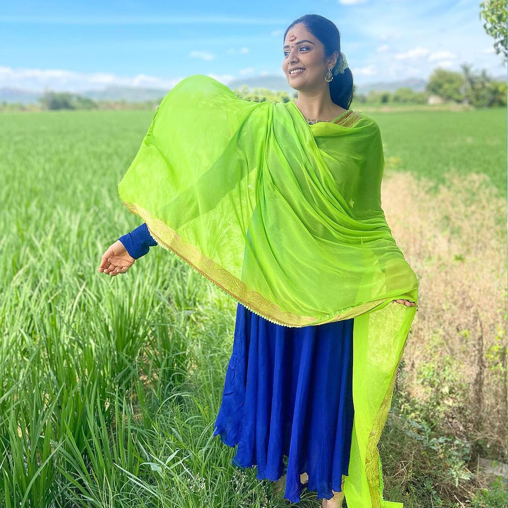 ఇటు బుల్లితెరపై అటు వెండి తెరపై బబ్లీ యాంకర్ శ్రీముఖి తెలియని వాళ్ళు ఉంటారా.. తన స్టైల్ , అందంతో దుమ్మురేపుతూ ఒక లెవల్  క్రేజ్‌ను సంపాధించేసింది.తన అందతో వెలుగులు విరజిమ్ముతూ సోషల్ మీడియాలో సైతం తన అందంతో యూత్ ని పిచ్చెక్కిస్తుంది. హాట్ ఫోజులతో ఆకట్టుకునే ఈ వయ్యారి తాజాగా పొలాల్లో దిగిన ఫొటోస్ షేర్ చేసింది.