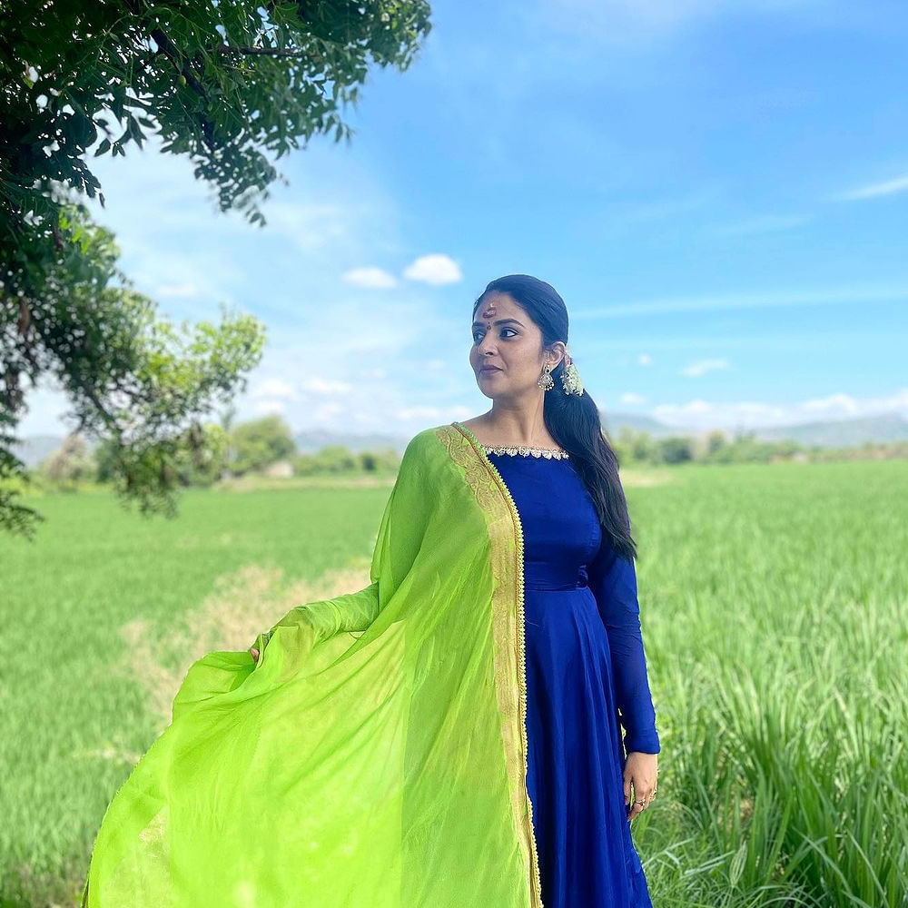 ఇటు బుల్లితెరపై అటు వెండి తెరపై బబ్లీ యాంకర్ శ్రీముఖి తెలియని వాళ్ళు ఉంటారా.. తన స్టైల్ , అందంతో దుమ్మురేపుతూ ఒక లెవల్  క్రేజ్‌ను సంపాధించేసింది.తన అందతో వెలుగులు విరజిమ్ముతూ సోషల్ మీడియాలో సైతం తన అందంతో యూత్ ని పిచ్చెక్కిస్తుంది. హాట్ ఫోజులతో ఆకట్టుకునే ఈ వయ్యారి తాజాగా పొలాల్లో దిగిన ఫొటోస్ షేర్ చేసింది.