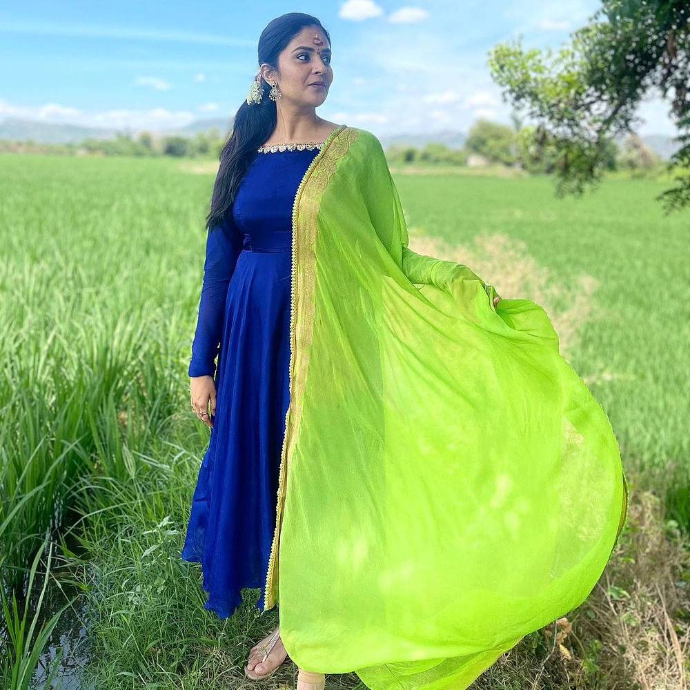 ఇటు బుల్లితెరపై అటు వెండి తెరపై బబ్లీ యాంకర్ శ్రీముఖి తెలియని వాళ్ళు ఉంటారా.. తన స్టైల్ , అందంతో దుమ్మురేపుతూ ఒక లెవల్  క్రేజ్‌ను సంపాధించేసింది.తన అందతో వెలుగులు విరజిమ్ముతూ సోషల్ మీడియాలో సైతం తన అందంతో యూత్ ని పిచ్చెక్కిస్తుంది. హాట్ ఫోజులతో ఆకట్టుకునే ఈ వయ్యారి తాజాగా పొలాల్లో దిగిన ఫొటోస్ షేర్ చేసింది.