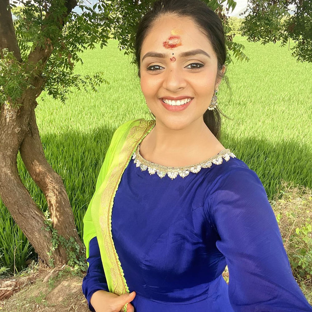 ఇటు బుల్లితెరపై అటు వెండి తెరపై బబ్లీ యాంకర్ శ్రీముఖి తెలియని వాళ్ళు ఉంటారా.. తన స్టైల్ , అందంతో దుమ్మురేపుతూ ఒక లెవల్  క్రేజ్‌ను సంపాధించేసింది.తన అందతో వెలుగులు విరజిమ్ముతూ సోషల్ మీడియాలో సైతం తన అందంతో యూత్ ని పిచ్చెక్కిస్తుంది. హాట్ ఫోజులతో ఆకట్టుకునే ఈ వయ్యారి తాజాగా పొలాల్లో దిగిన ఫొటోస్ షేర్ చేసింది.