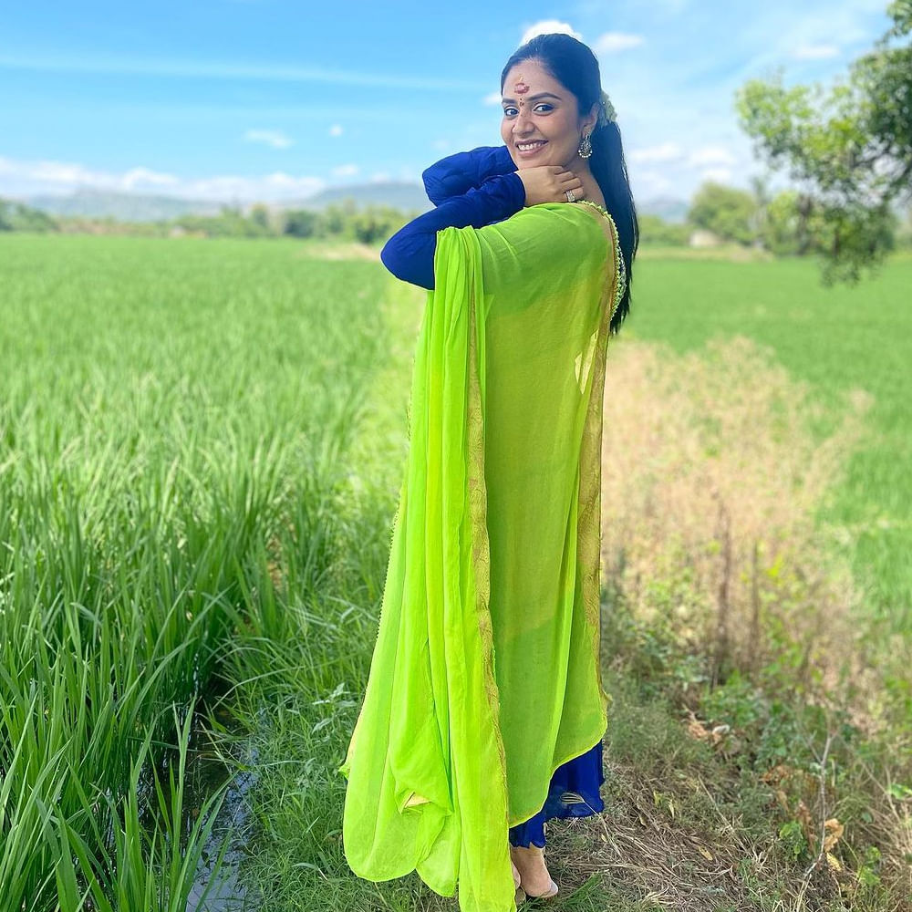 ఇటు బుల్లితెరపై అటు వెండి తెరపై బబ్లీ యాంకర్ శ్రీముఖి తెలియని వాళ్ళు ఉంటారా.. తన స్టైల్ , అందంతో దుమ్మురేపుతూ ఒక లెవల్  క్రేజ్‌ను సంపాధించేసింది.తన అందతో వెలుగులు విరజిమ్ముతూ సోషల్ మీడియాలో సైతం తన అందంతో యూత్ ని పిచ్చెక్కిస్తుంది. హాట్ ఫోజులతో ఆకట్టుకునే ఈ వయ్యారి తాజాగా పొలాల్లో దిగిన ఫొటోస్ షేర్ చేసింది.