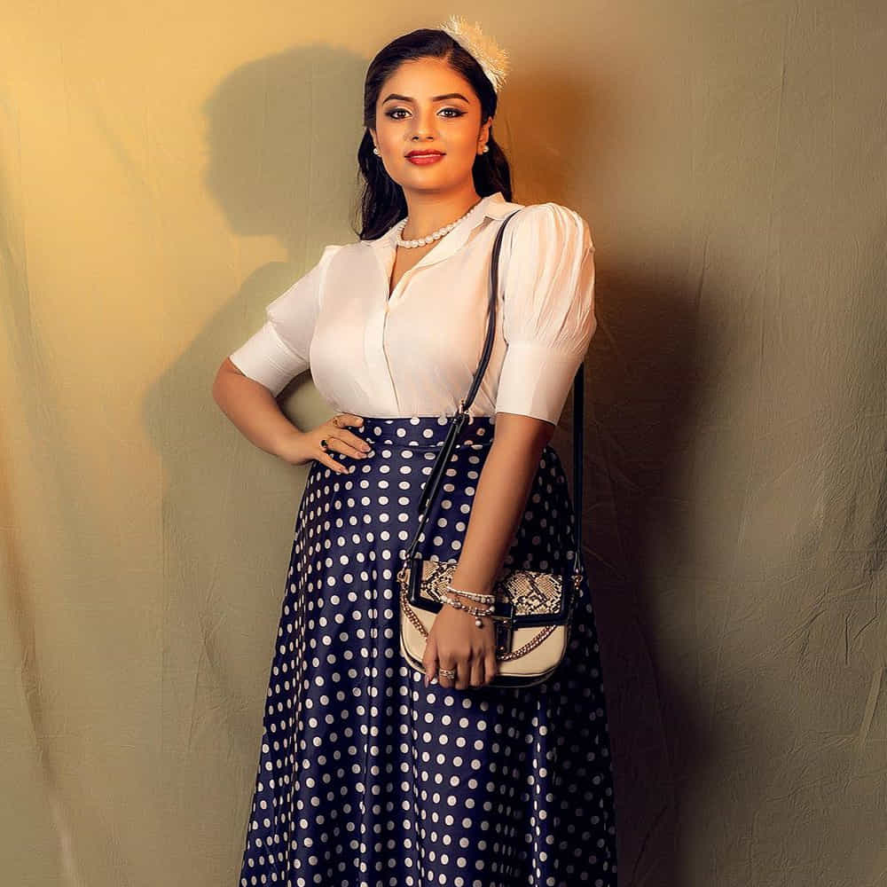 బుల్లితెర స్టార్ యాంకర్స్ లో శ్రీముఖి ఒకరు. తన అందం, చలాకితనంతో ప్రేక్షకులను కట్టిపడేస్తుంది ఈ భామ. ఈ వయ్యారి స్క్రీన్ మీద కనిపిస్తే చాలు ఎక్కడాలేని ఎనర్జీ వచ్చేస్తుంది. బిగ్ బాస్ 3 రన్నర్ గా తెలుగు ప్రేక్షకులకు మరింత చేరువైంది. జులాయి, నేను శైలజ, లైఫ్ ఐస్ బ్యూటిఫుల్, జెంటిల్ మాన్ వంటి చిత్రాల్లో కూడా నటించింది. ప్రేమ ఇష్క్ కాదల్ చిత్రంలో కథానాయకిగా కూడా చేసింది ఈ ముద్దుగుమ్మ. 2013లో అదుర్స్ షోతో బుల్లితెరపై అడుగు పెట్టి పటాస్ వంటి హిట్ షోకి యాంకరింగ్ చేసింది. ప్రస్తుతం పలు టీవీ షోలకు యాంకర్ గా వ్యవహరిస్తోంది.