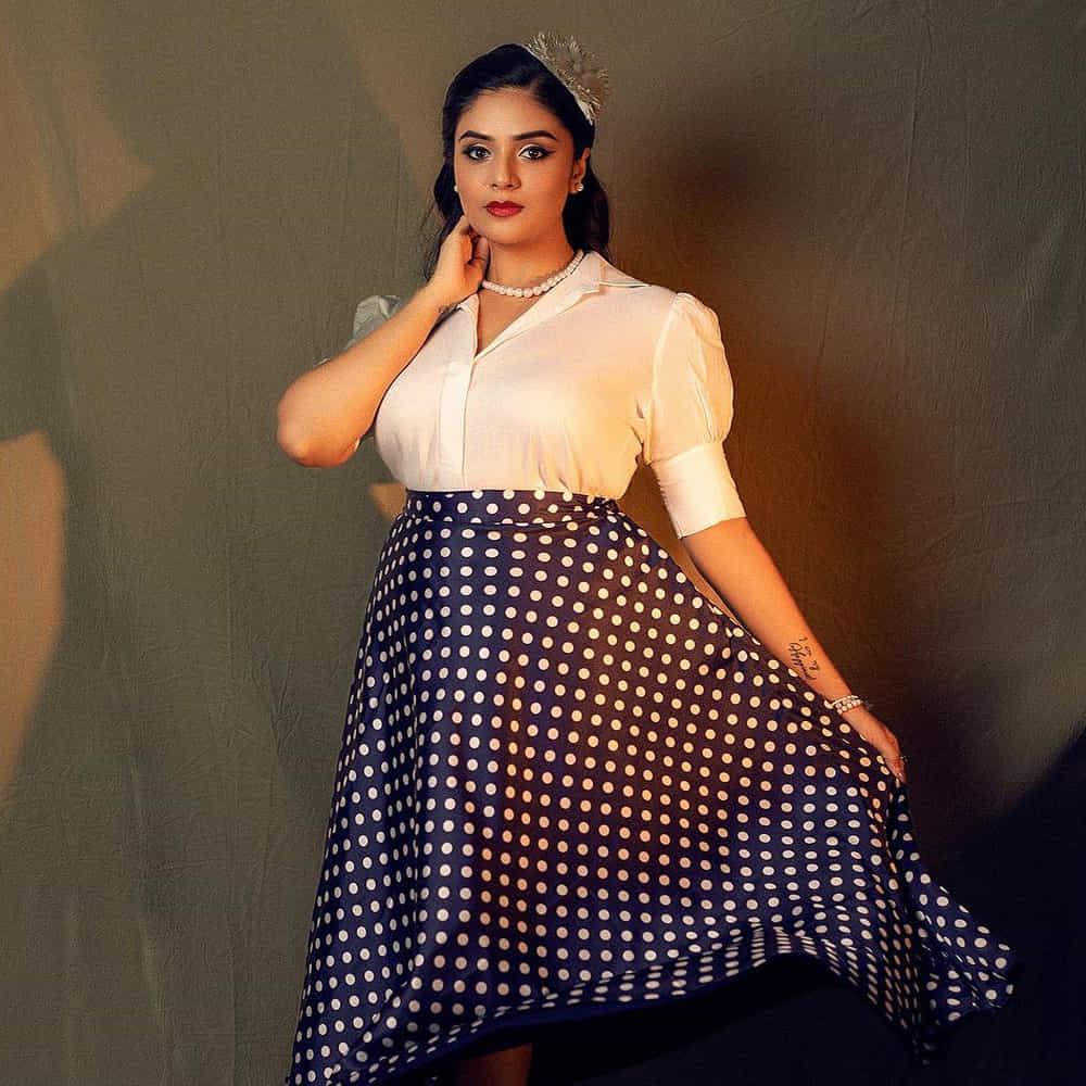బుల్లితెర స్టార్ యాంకర్స్ లో శ్రీముఖి ఒకరు. తన అందం, చలాకితనంతో ప్రేక్షకులను కట్టిపడేస్తుంది ఈ భామ. ఈ వయ్యారి స్క్రీన్ మీద కనిపిస్తే చాలు ఎక్కడాలేని ఎనర్జీ వచ్చేస్తుంది. బిగ్ బాస్ 3 రన్నర్ గా తెలుగు ప్రేక్షకులకు మరింత చేరువైంది. జులాయి, నేను శైలజ, లైఫ్ ఐస్ బ్యూటిఫుల్, జెంటిల్ మాన్ వంటి చిత్రాల్లో కూడా నటించింది. ప్రేమ ఇష్క్ కాదల్ చిత్రంలో కథానాయకిగా కూడా చేసింది ఈ ముద్దుగుమ్మ. 2013లో అదుర్స్ షోతో బుల్లితెరపై అడుగు పెట్టి పటాస్ వంటి హిట్ షోకి యాంకరింగ్ చేసింది. ప్రస్తుతం పలు టీవీ షోలకు యాంకర్ గా వ్యవహరిస్తోంది.