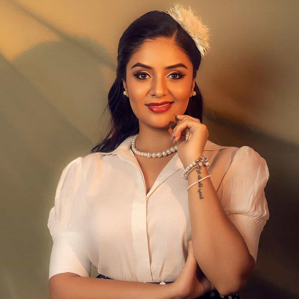 బుల్లితెర స్టార్ యాంకర్స్ లో శ్రీముఖి ఒకరు. తన అందం, చలాకితనంతో ప్రేక్షకులను కట్టిపడేస్తుంది ఈ భామ. ఈ వయ్యారి స్క్రీన్ మీద కనిపిస్తే చాలు ఎక్కడాలేని ఎనర్జీ వచ్చేస్తుంది. బిగ్ బాస్ 3 రన్నర్ గా తెలుగు ప్రేక్షకులకు మరింత చేరువైంది. జులాయి, నేను శైలజ, లైఫ్ ఐస్ బ్యూటిఫుల్, జెంటిల్ మాన్ వంటి చిత్రాల్లో కూడా నటించింది. ప్రేమ ఇష్క్ కాదల్ చిత్రంలో కథానాయకిగా కూడా చేసింది ఈ ముద్దుగుమ్మ. 2013లో అదుర్స్ షోతో బుల్లితెరపై అడుగు పెట్టి పటాస్ వంటి హిట్ షోకి యాంకరింగ్ చేసింది. ప్రస్తుతం పలు టీవీ షోలకు యాంకర్ గా వ్యవహరిస్తోంది.